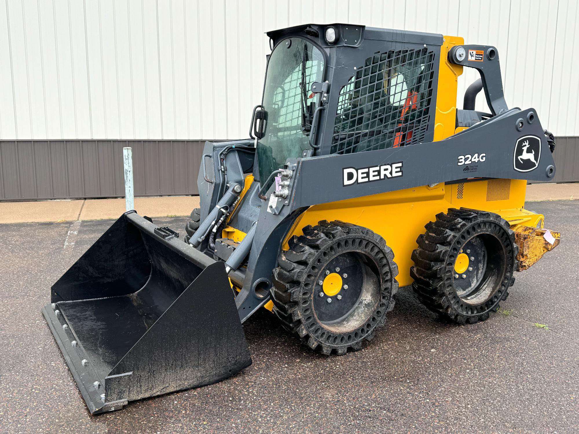 
								2022 John Deere 324G W/Bucket full									