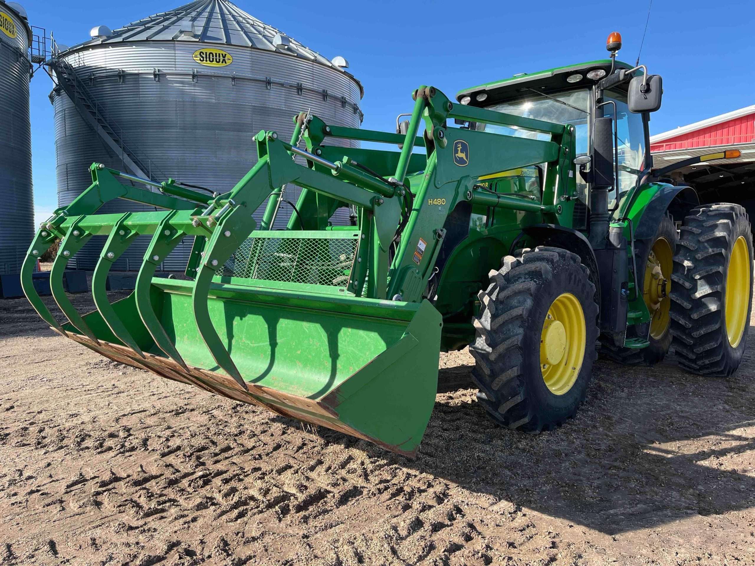 
								2015 John Deere 7210R MFWD Tractor W/Grapple Loader full									