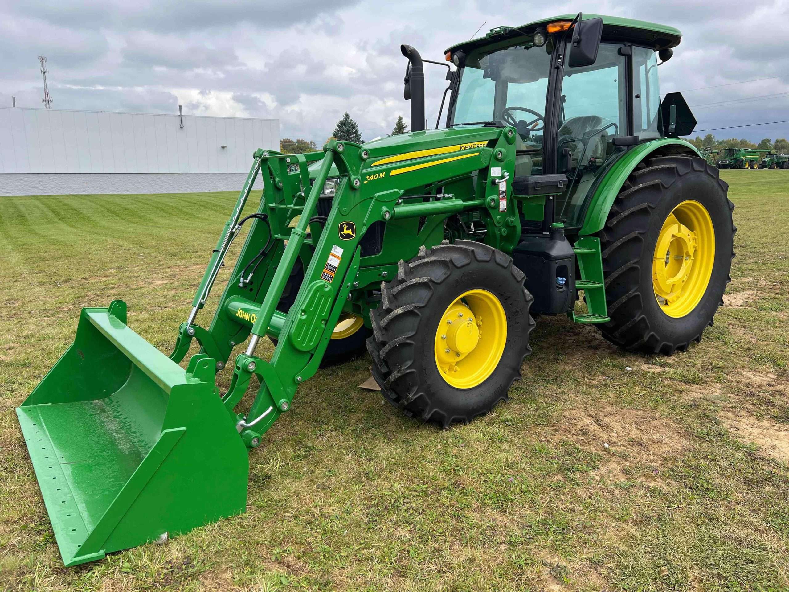 
								2022 John Deere 6105E MFWD Tractor full									