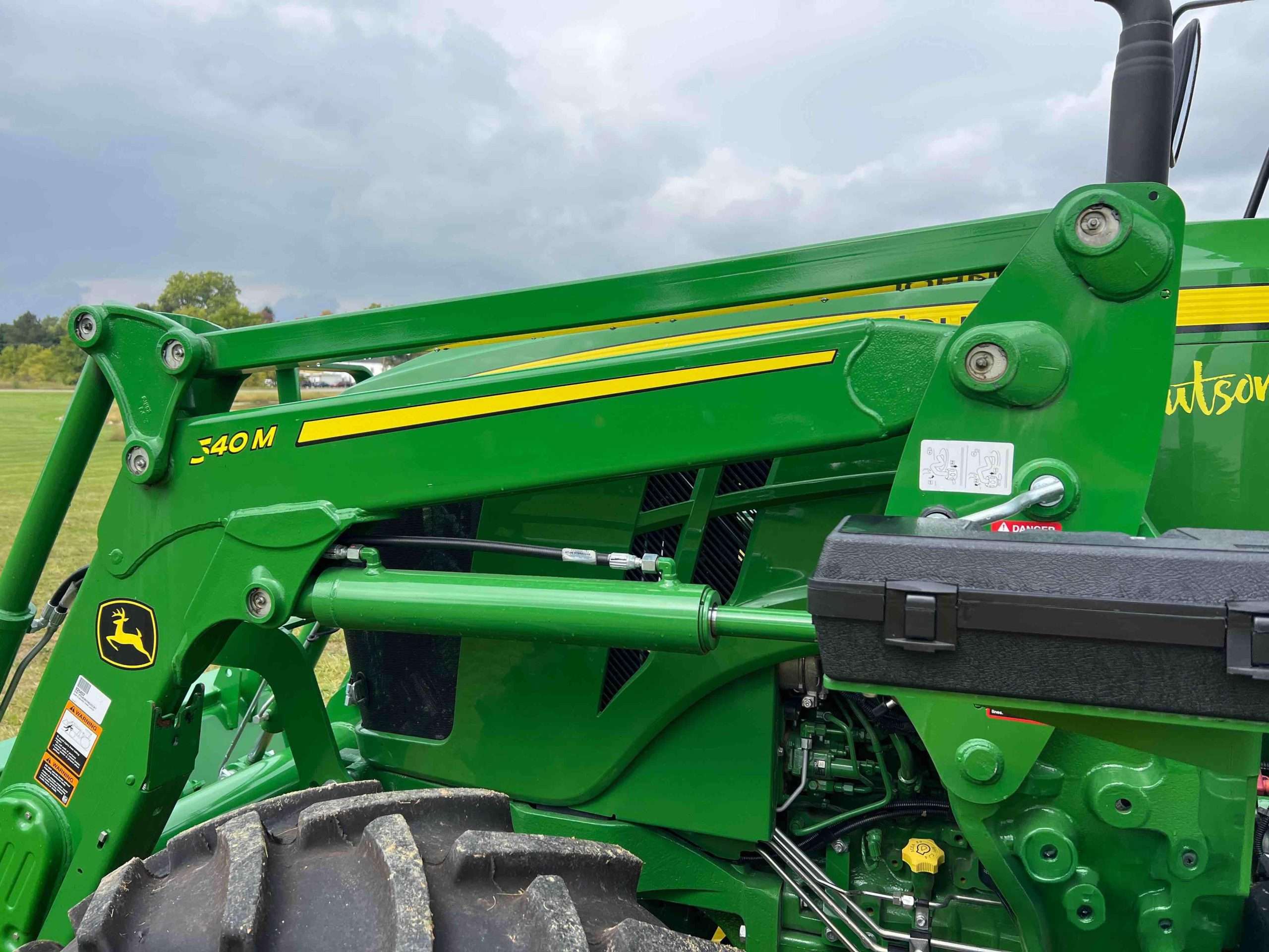 
								2022 John Deere 6105E MFWD Tractor full									
