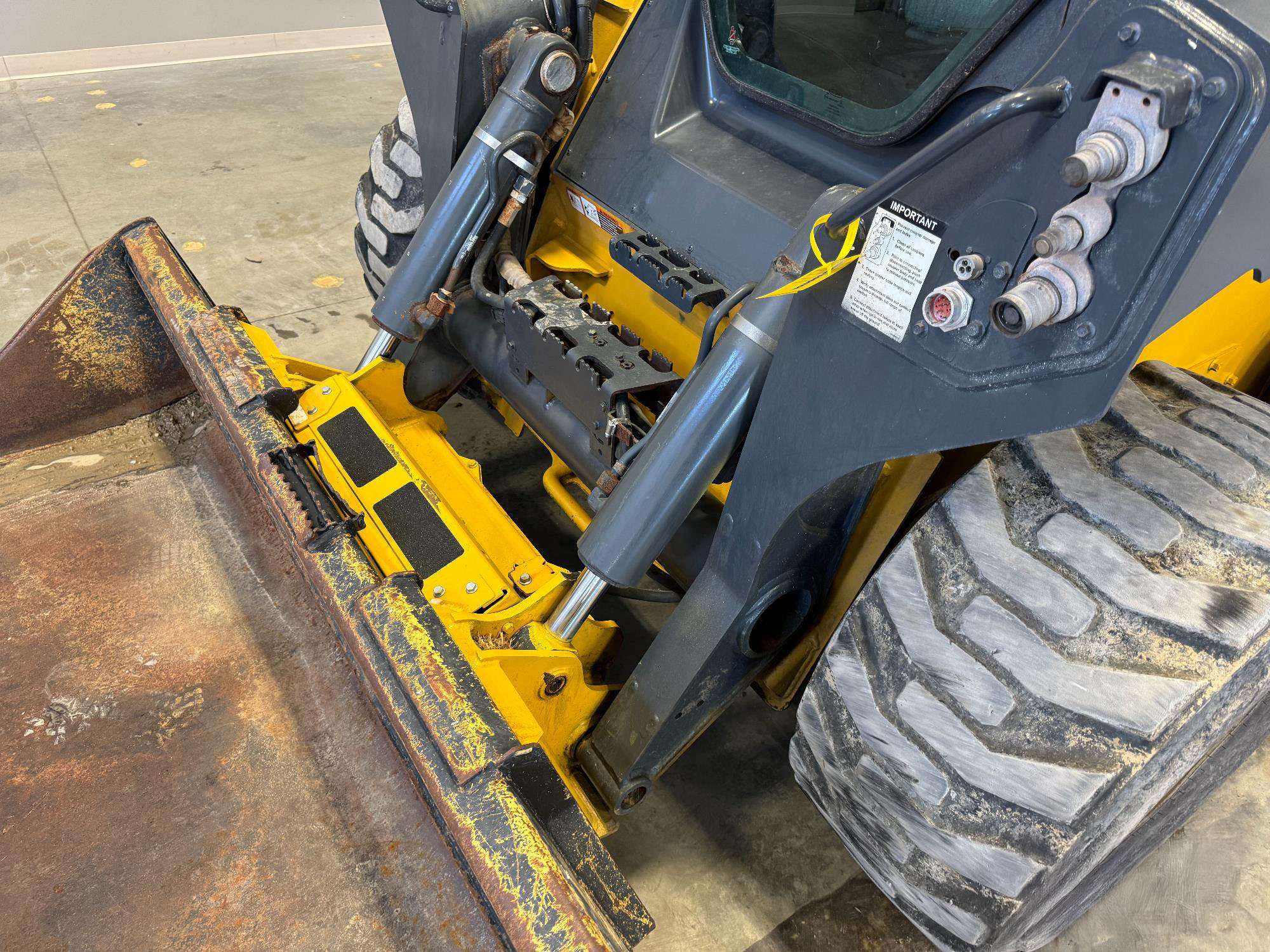 
								2021 John Deere 332G full									