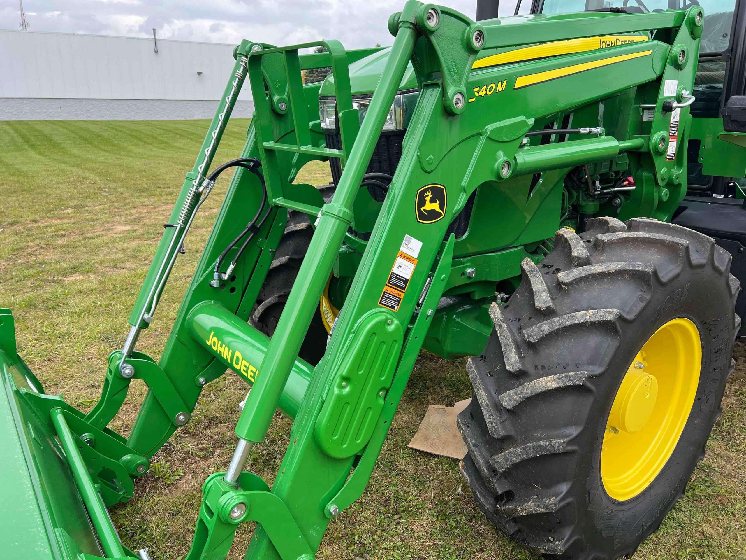 
								2022 John Deere 6105E MFWD Tractor full									