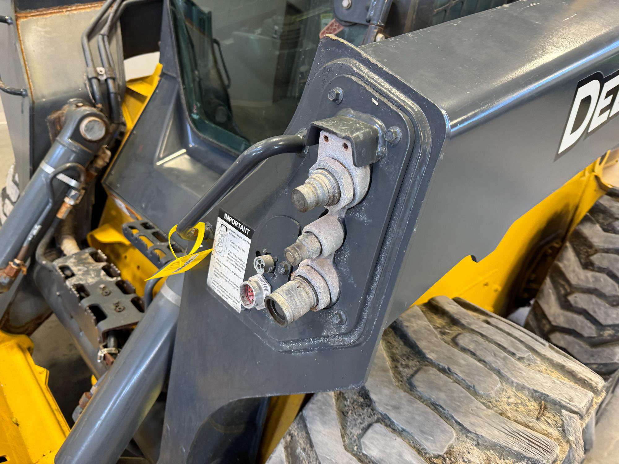
								2021 John Deere 332G full									