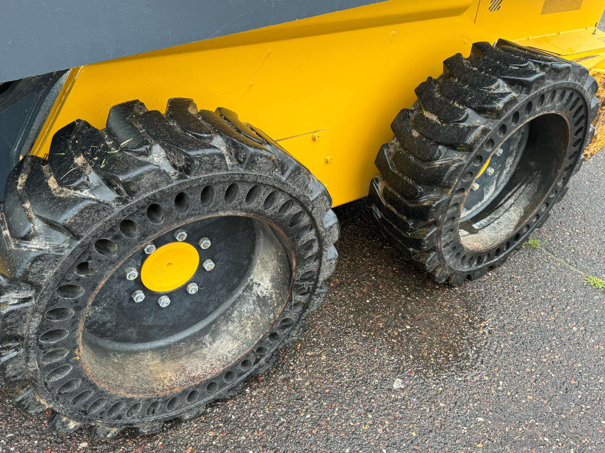 
								2022 John Deere 324G W/Bucket full									