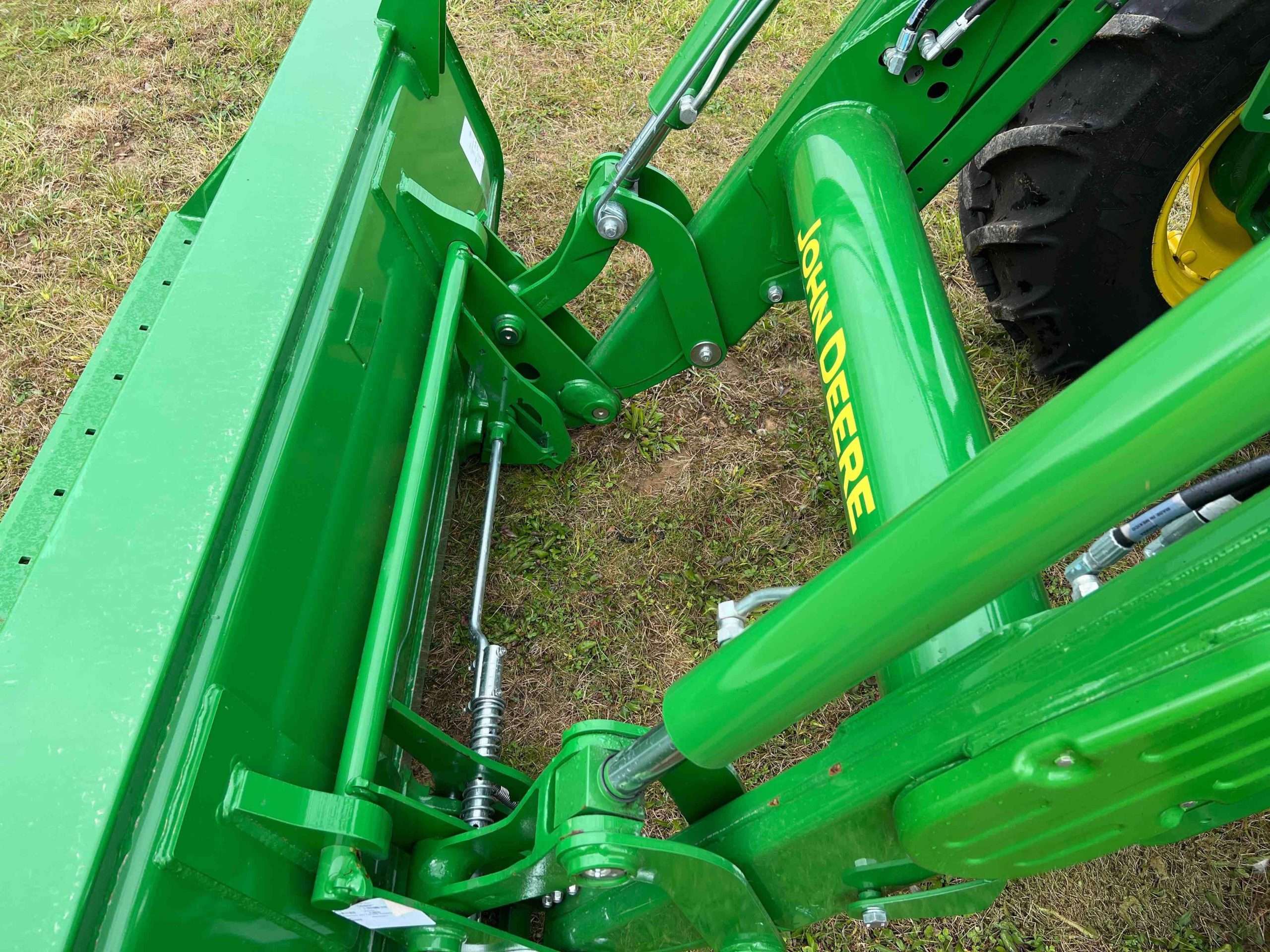 
								2022 John Deere 6105E MFWD Tractor full									