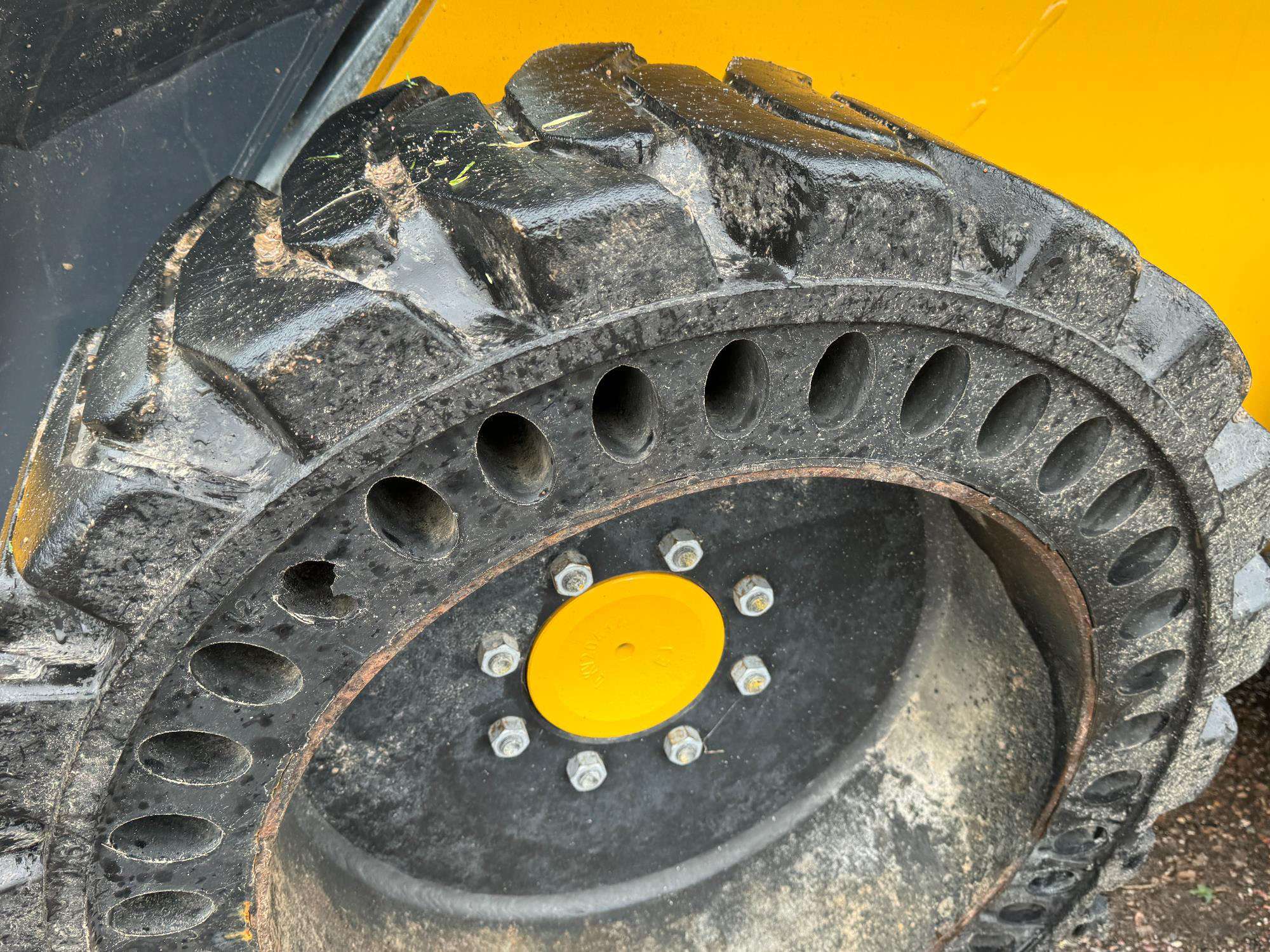 
								2022 John Deere 324G W/Bucket full									