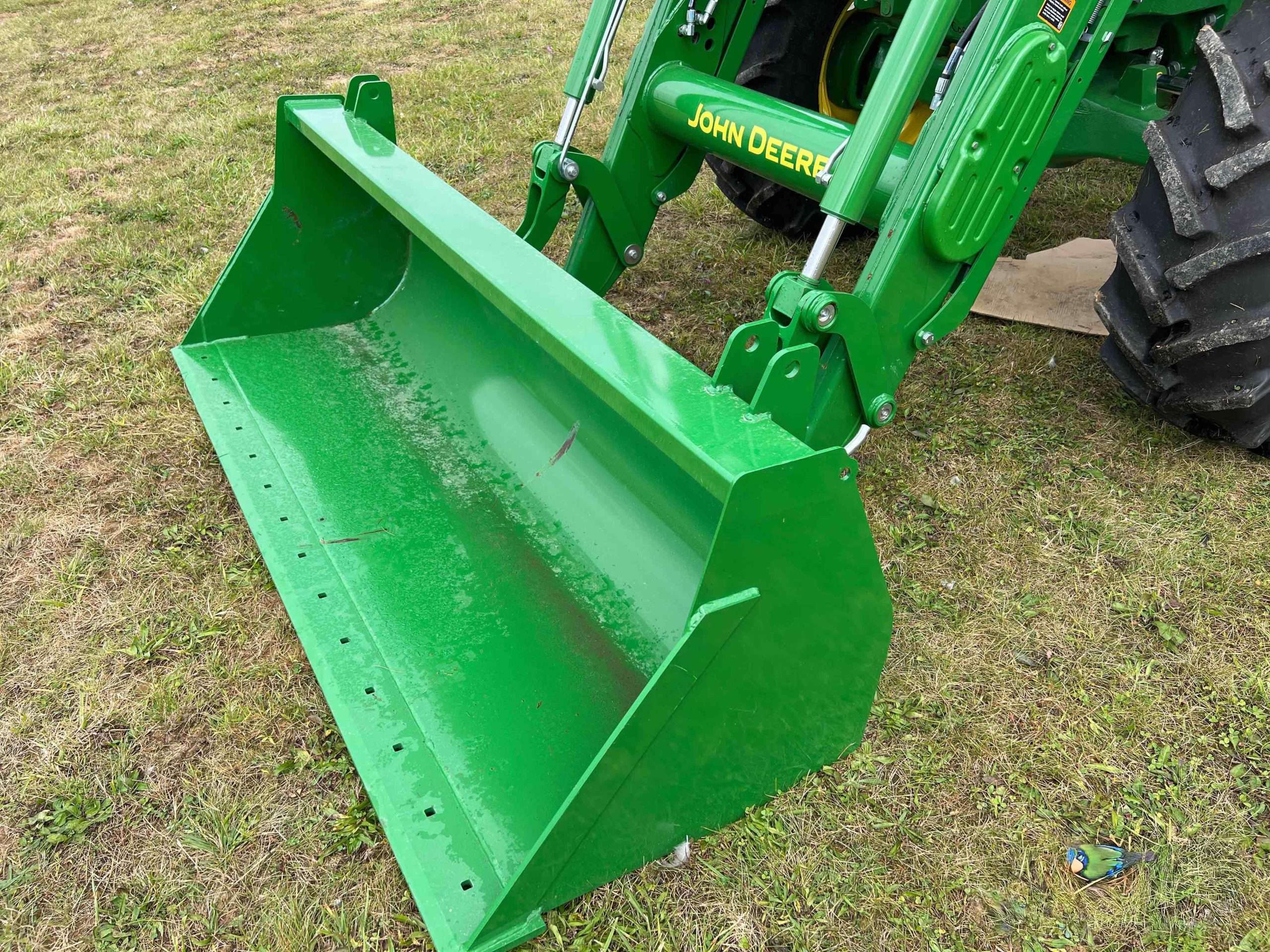 
								2022 John Deere 6105E MFWD Tractor full									