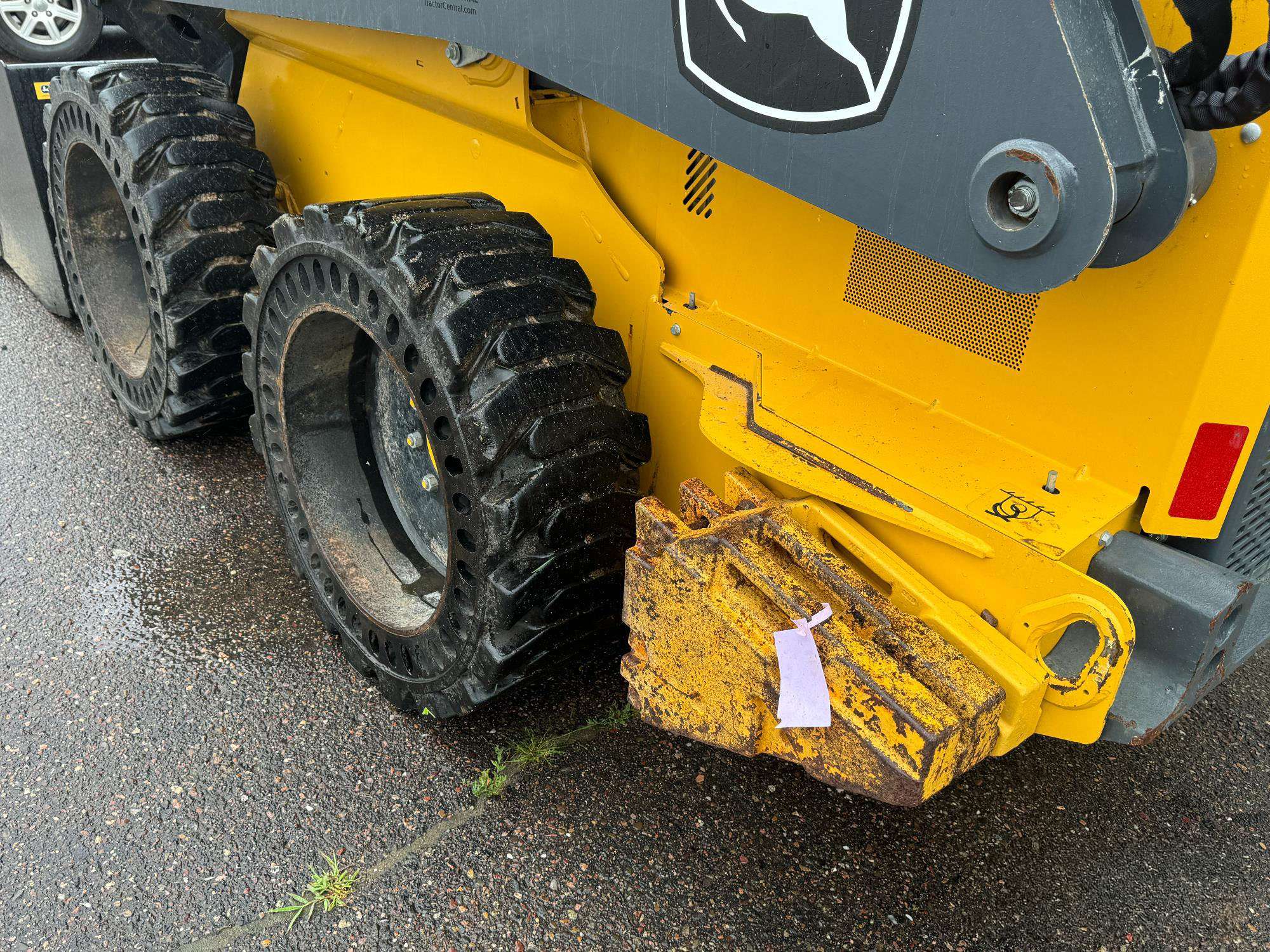 
								2022 John Deere 324G W/Bucket full									