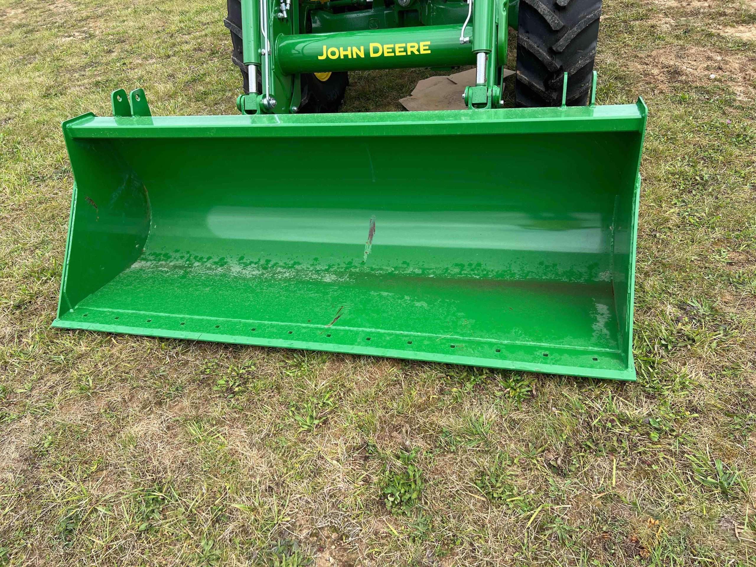 
								2022 John Deere 6105E MFWD Tractor full									