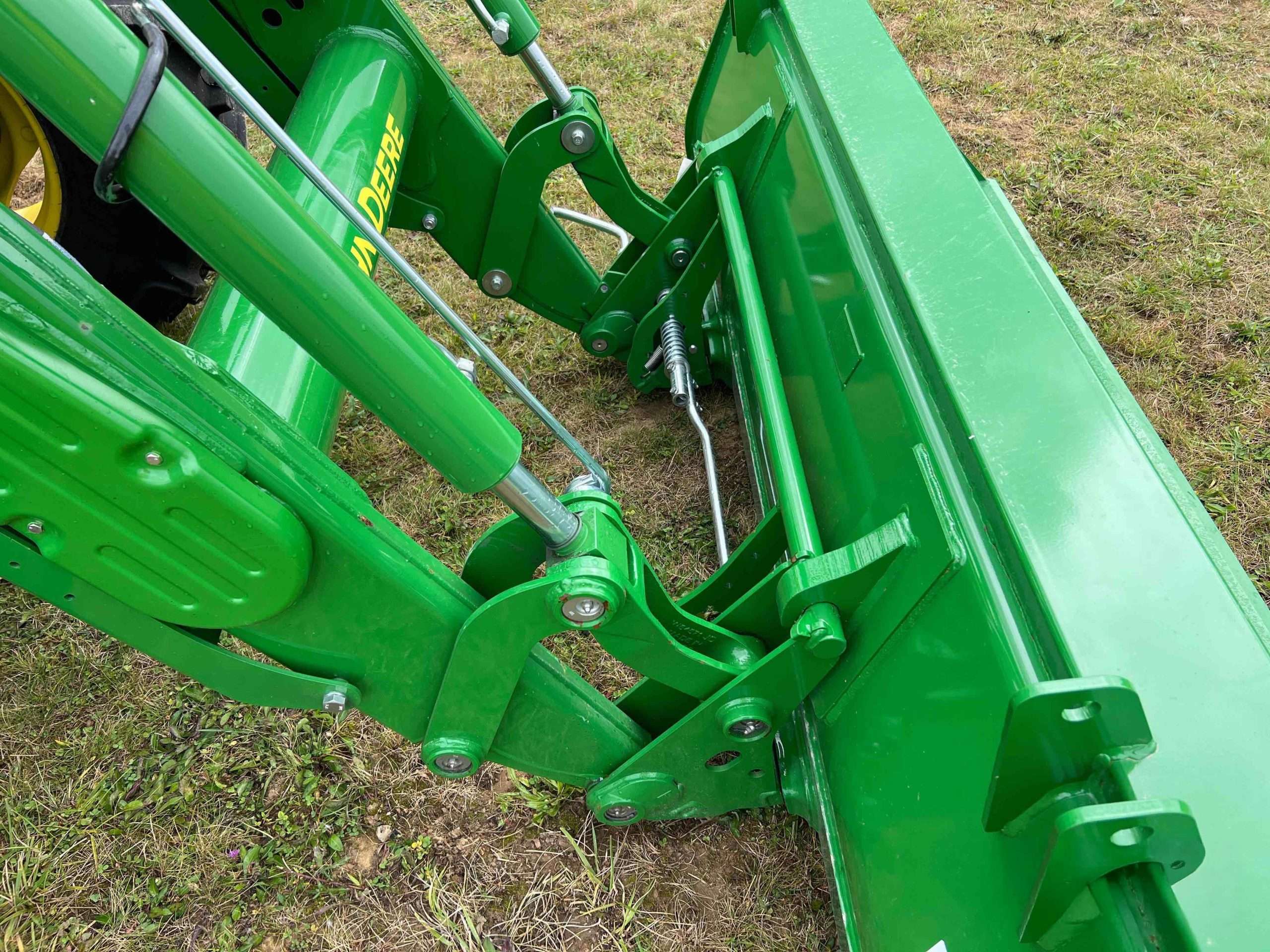 
								2022 John Deere 6105E MFWD Tractor full									