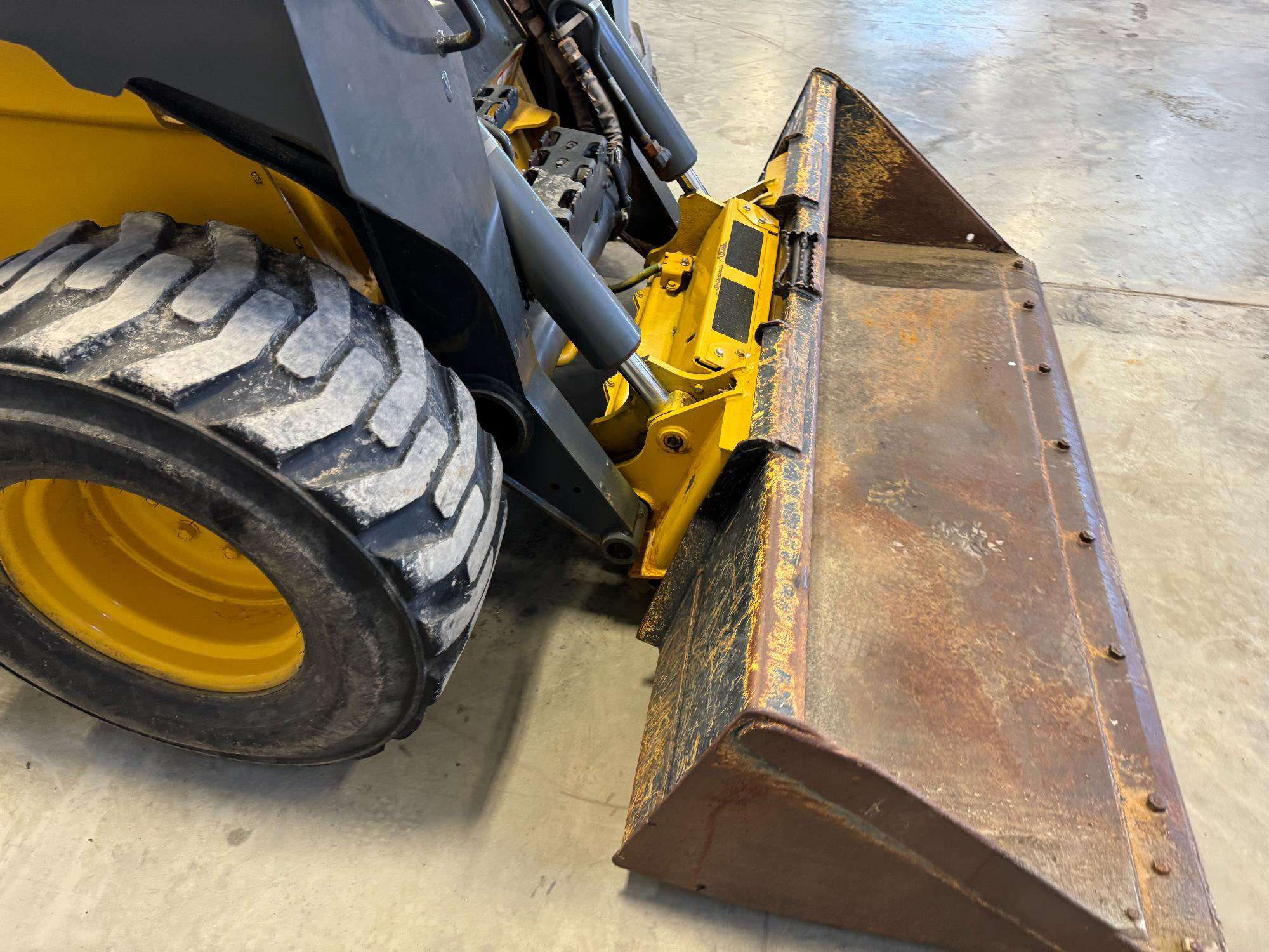 
								2021 John Deere 332G full									