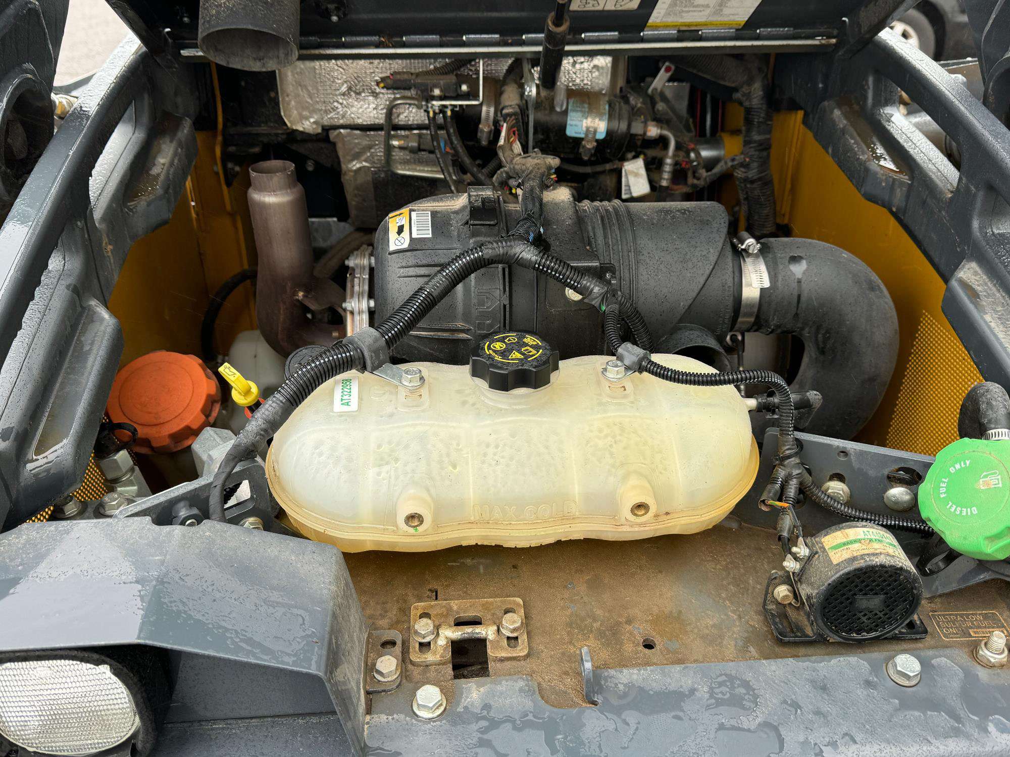 
								2022 John Deere 324G W/Bucket full									