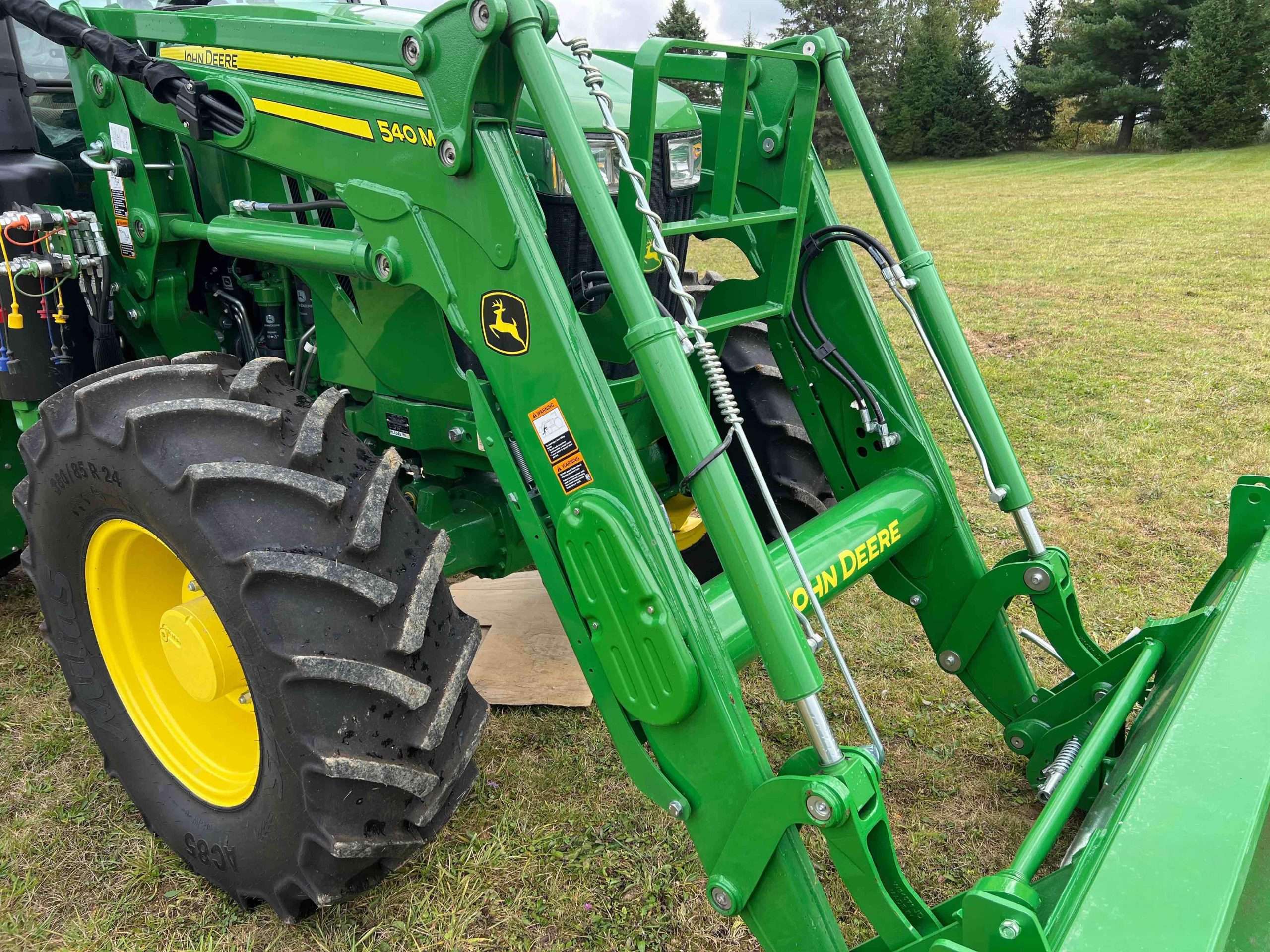 
								2022 John Deere 6105E MFWD Tractor full									