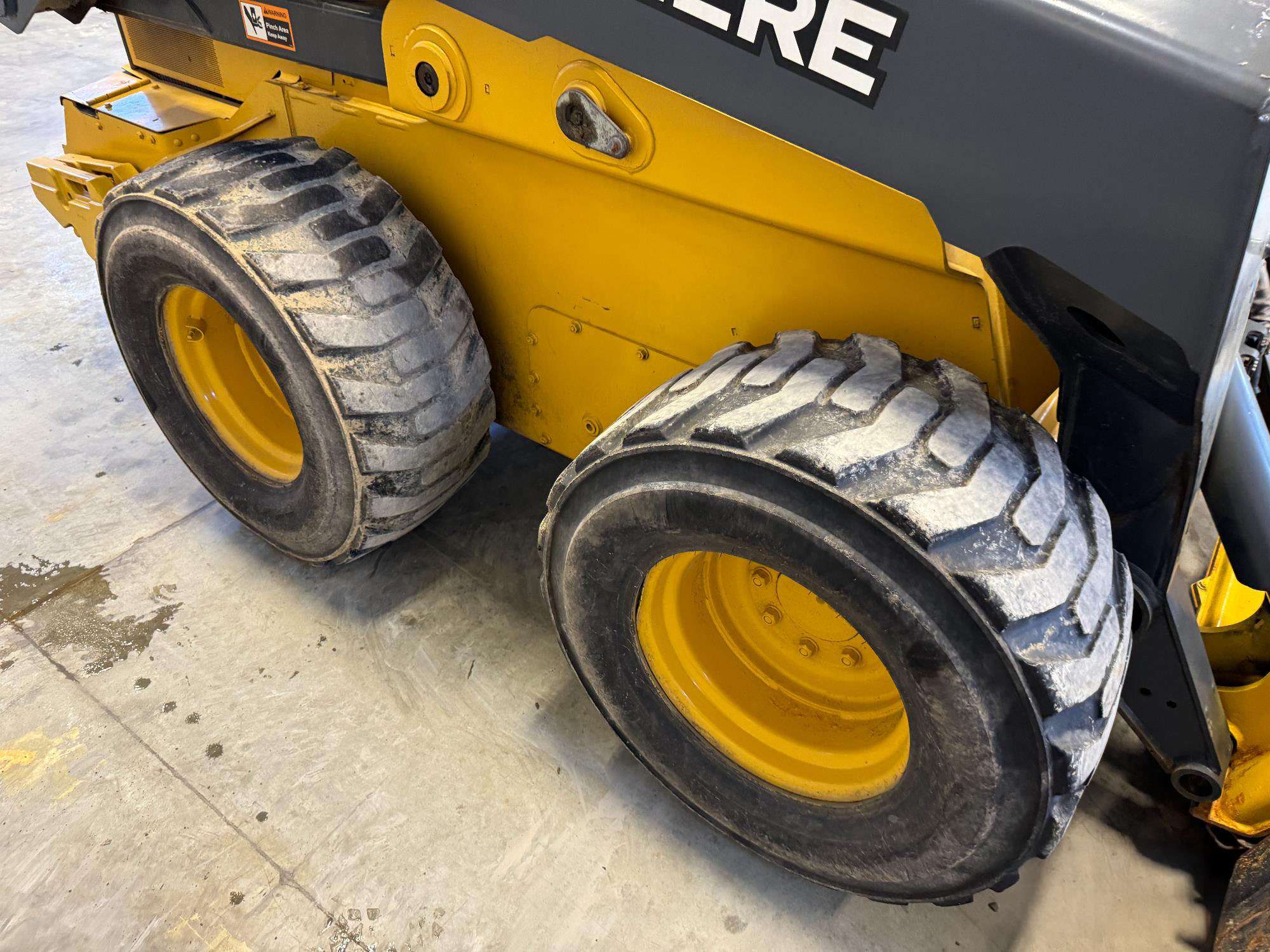 
								2021 John Deere 332G full									