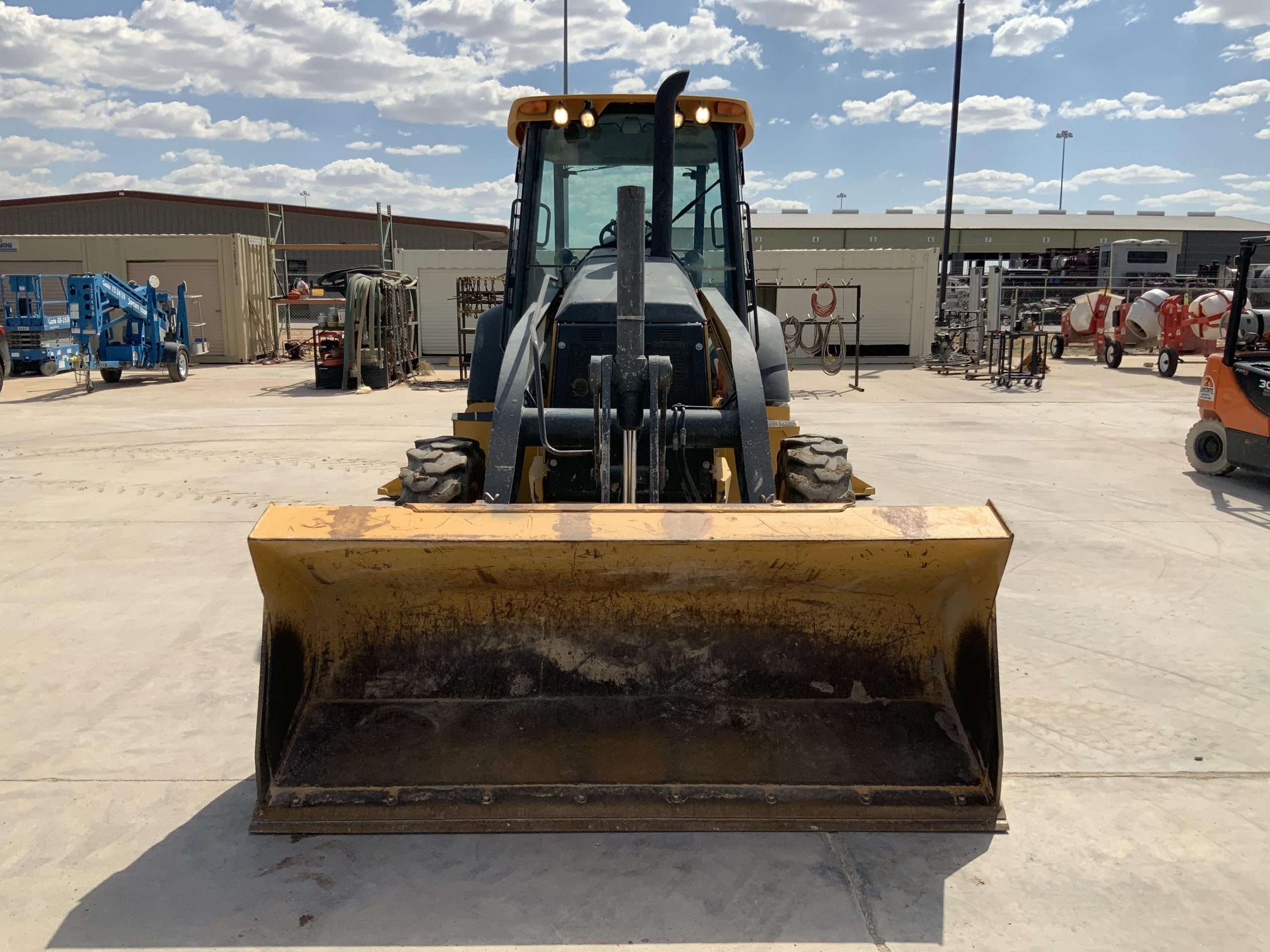 
								John Deere 410K 4WD full									