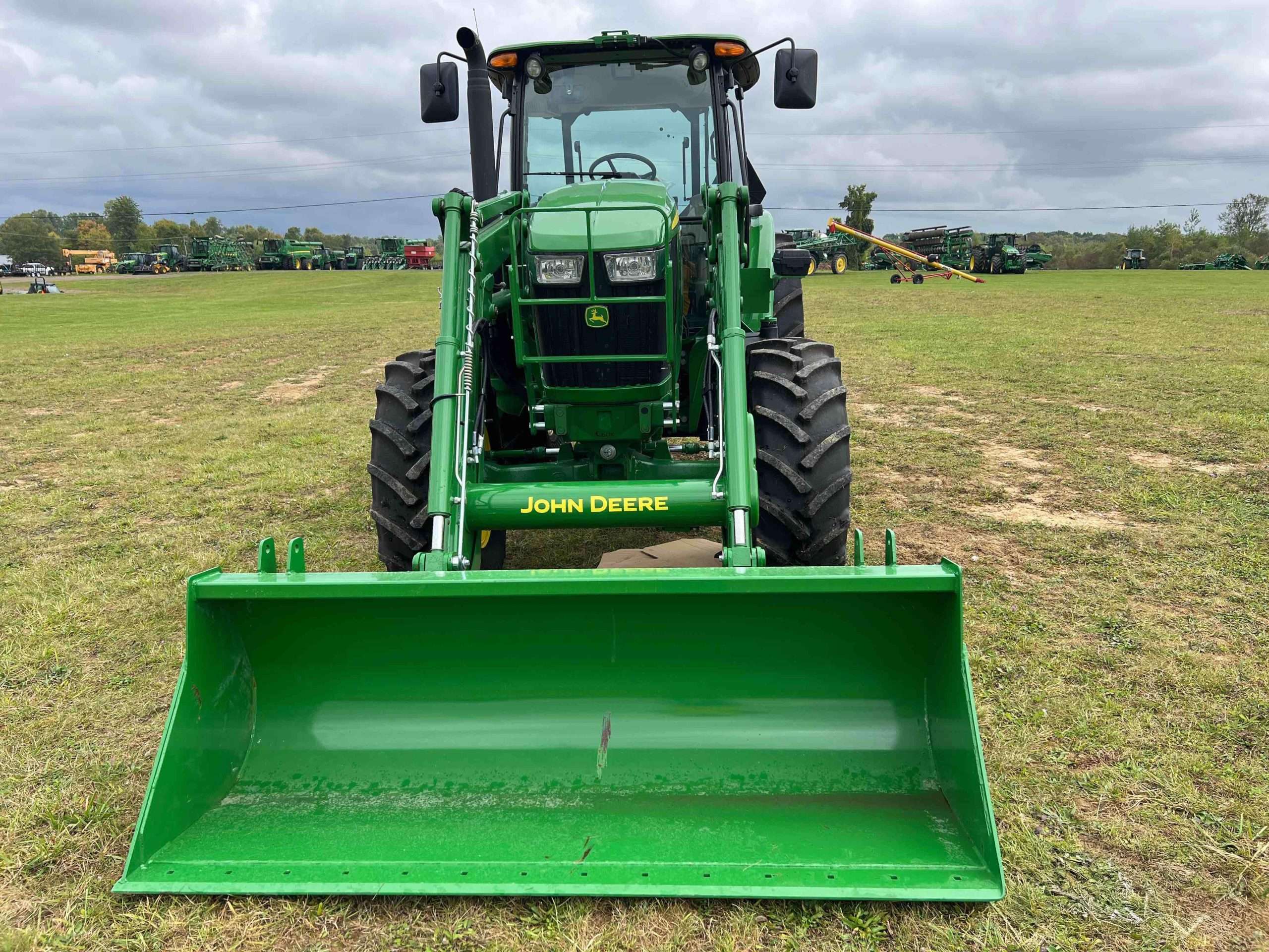 
								2022 John Deere 6105E MFWD Tractor full									