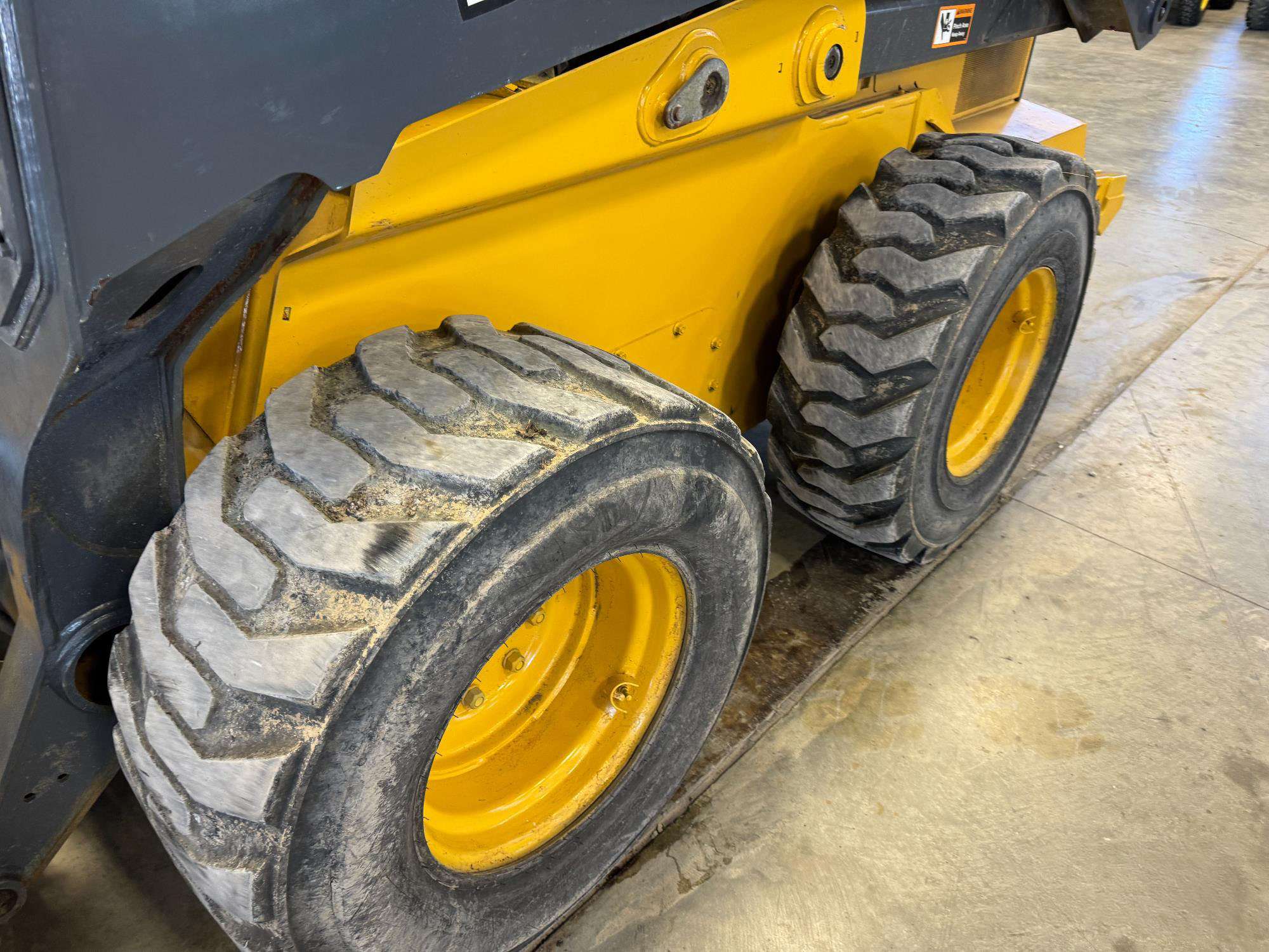 
								2021 John Deere 332G full									