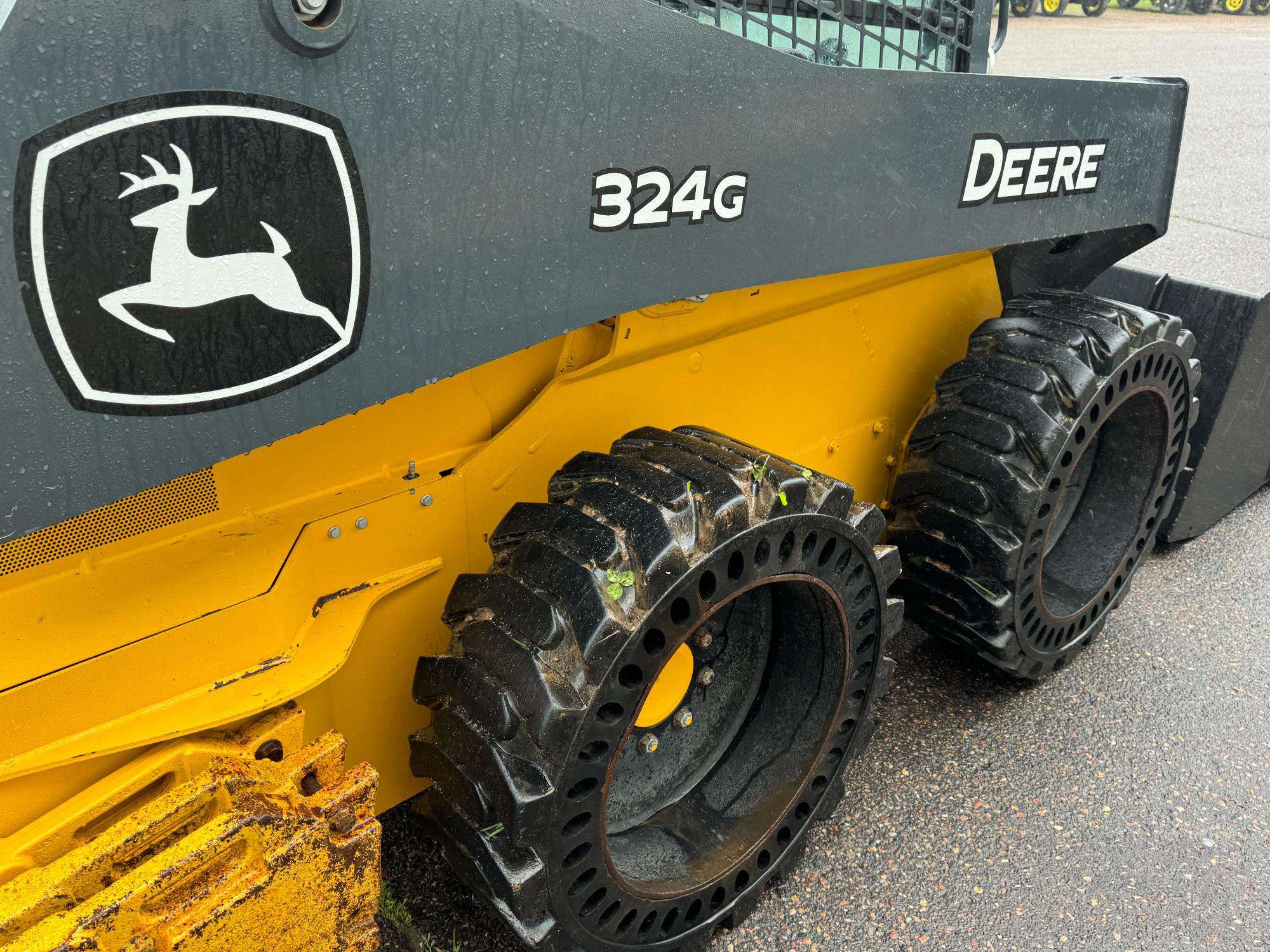 
								2022 John Deere 324G W/Bucket full									