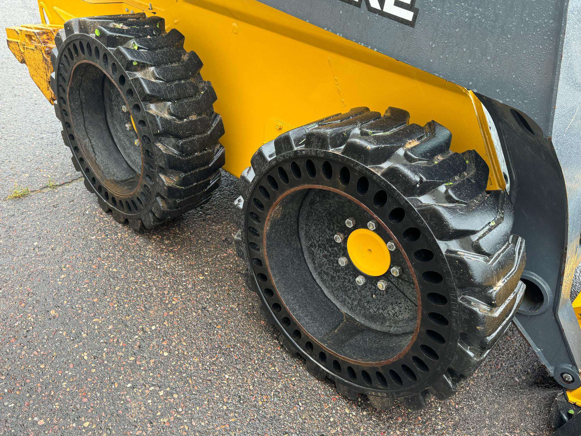 
								2022 John Deere 324G W/Bucket full									