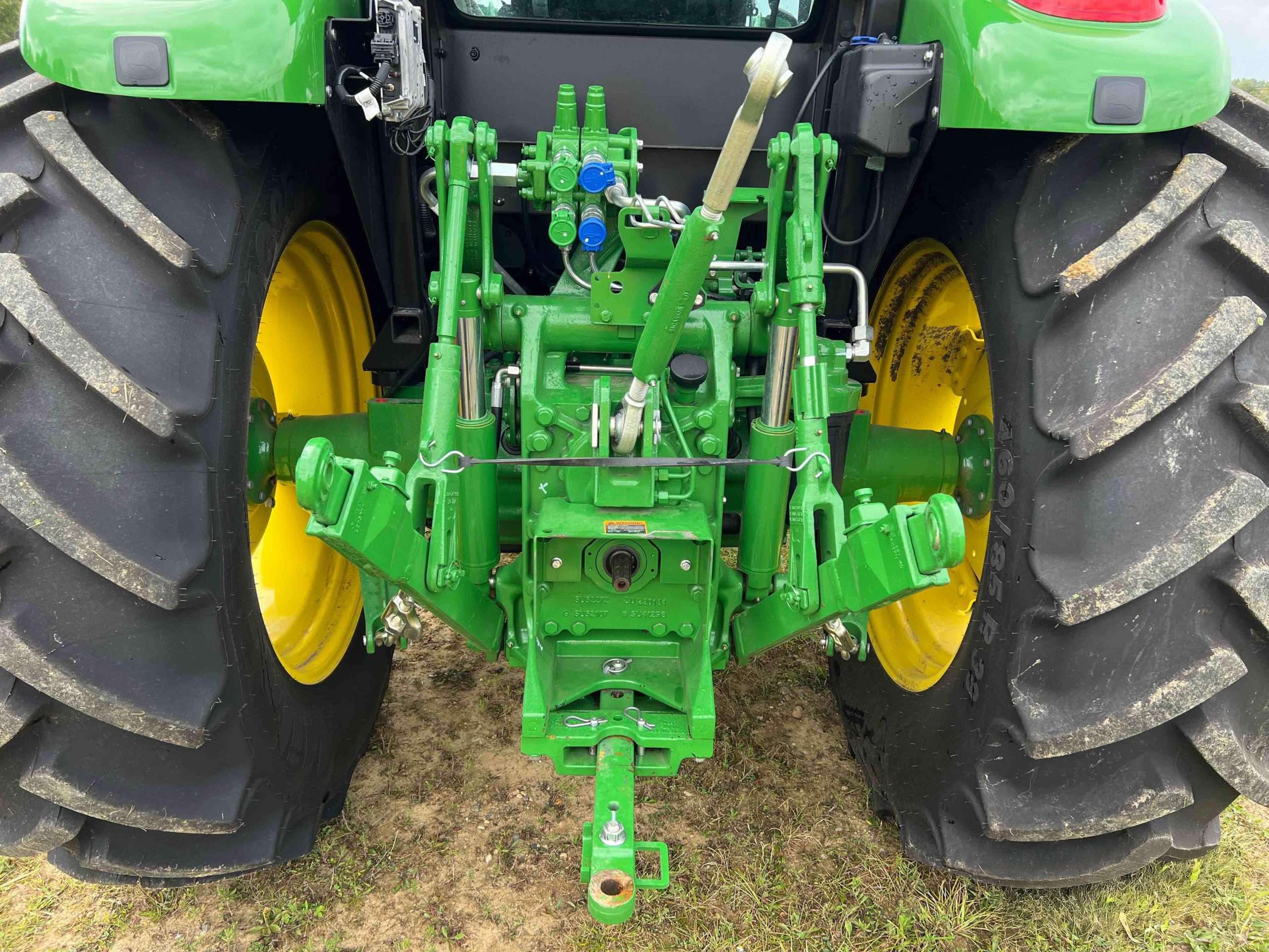 
								2022 John Deere 6105E MFWD Tractor full									