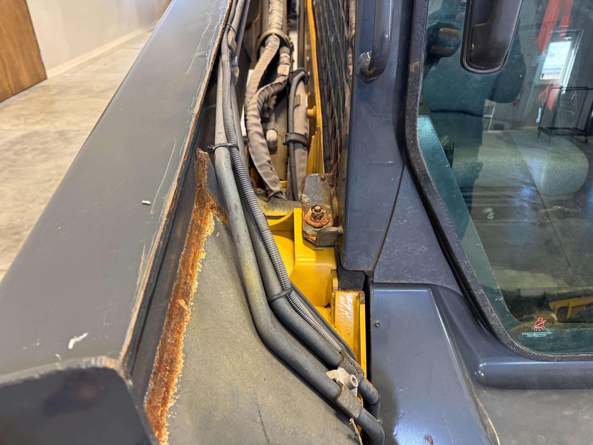 
								2021 John Deere 332G full									