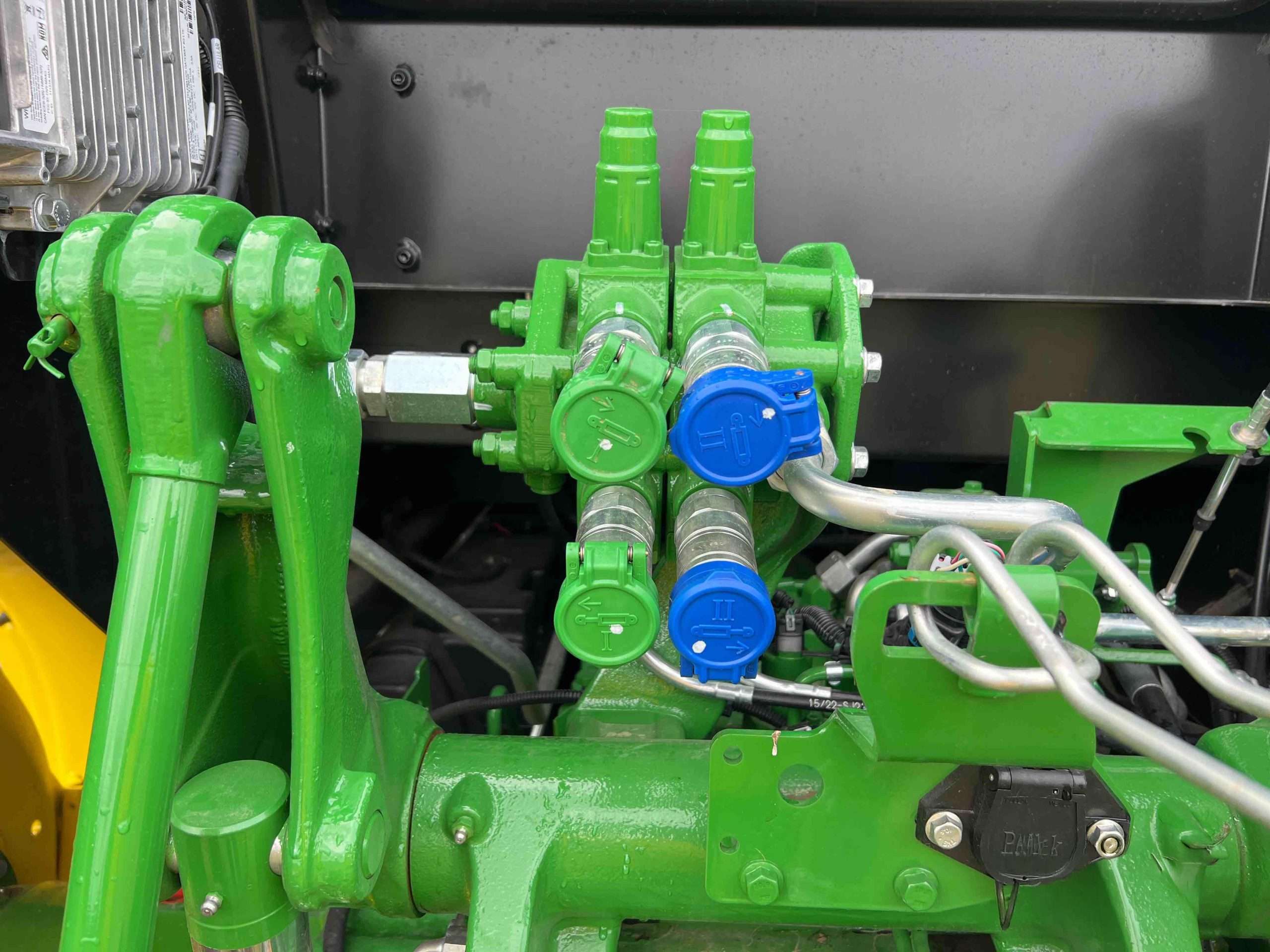 
								2022 John Deere 6105E MFWD Tractor full									