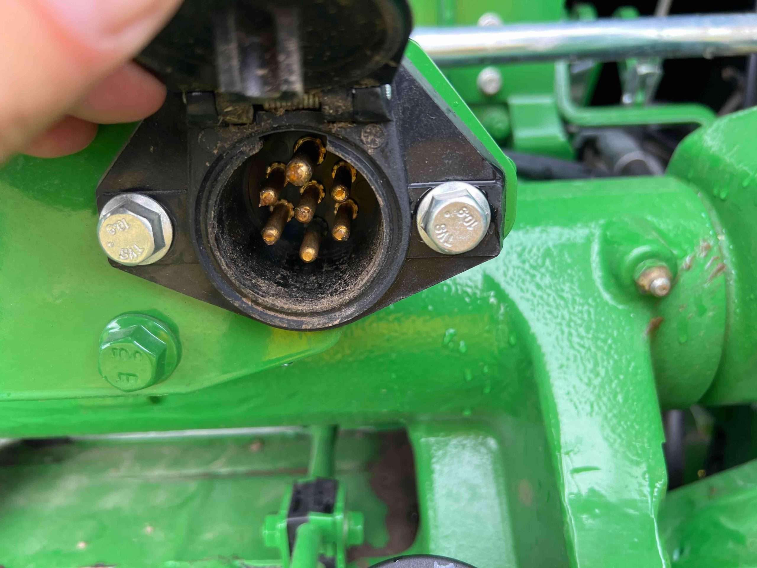 
								2022 John Deere 6105E MFWD Tractor full									