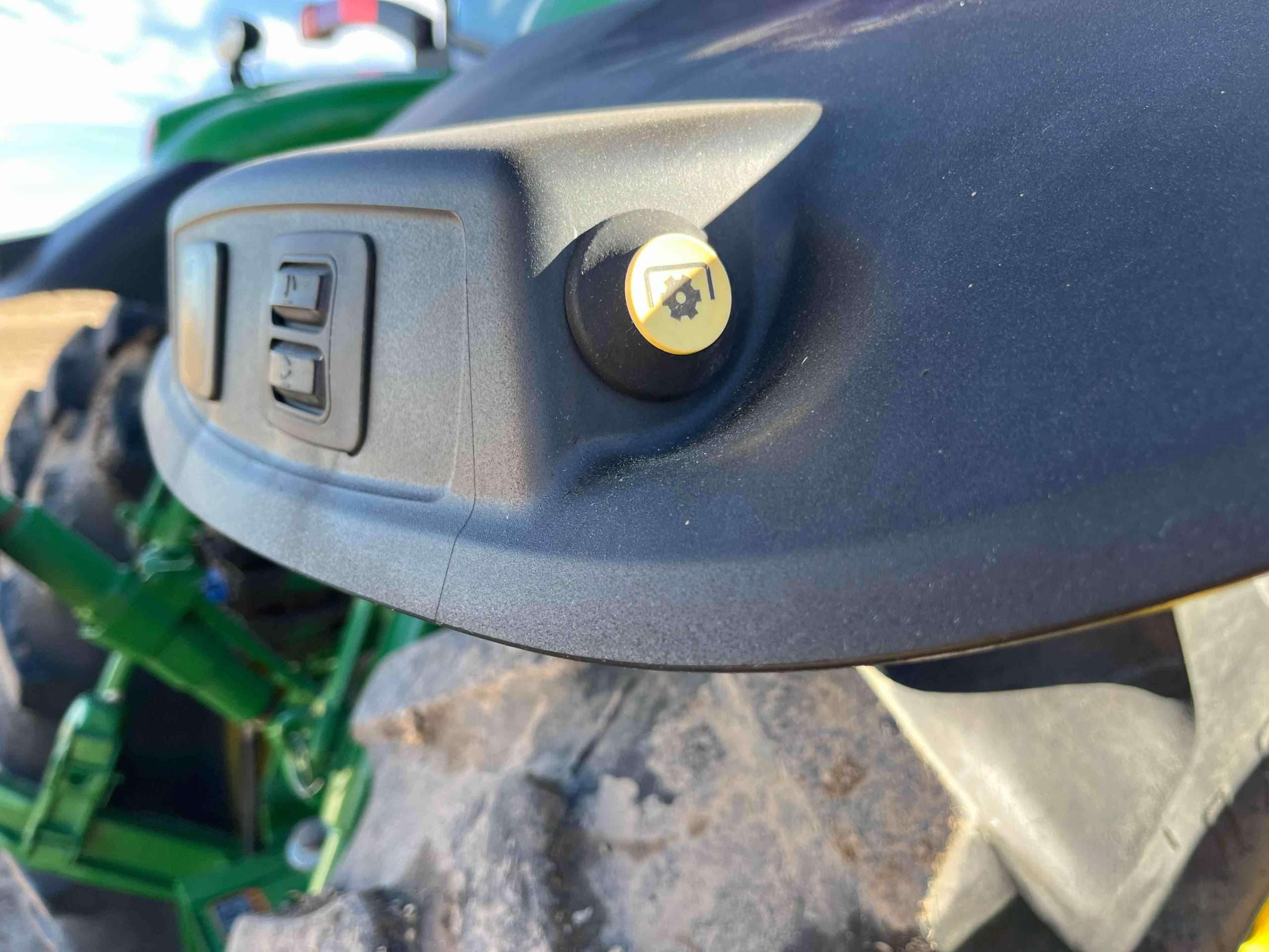 
								2015 John Deere 7210R MFWD Tractor W/Grapple Loader full									