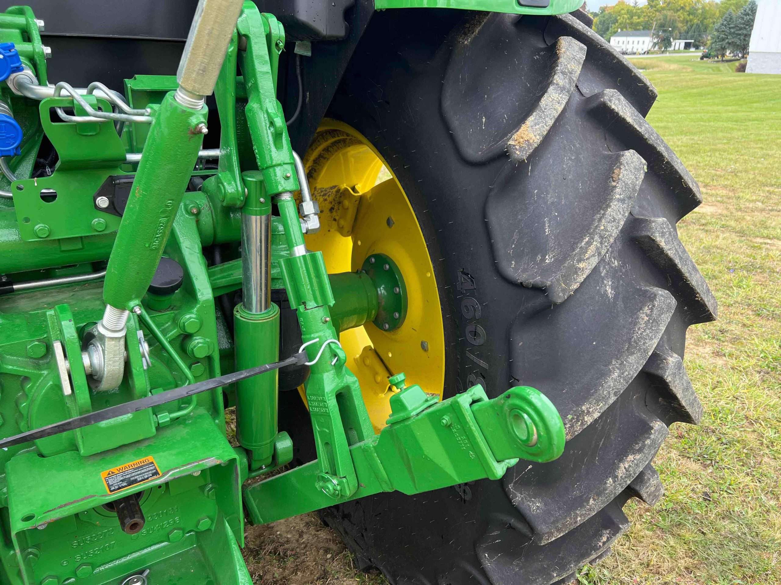 
								2022 John Deere 6105E MFWD Tractor full									