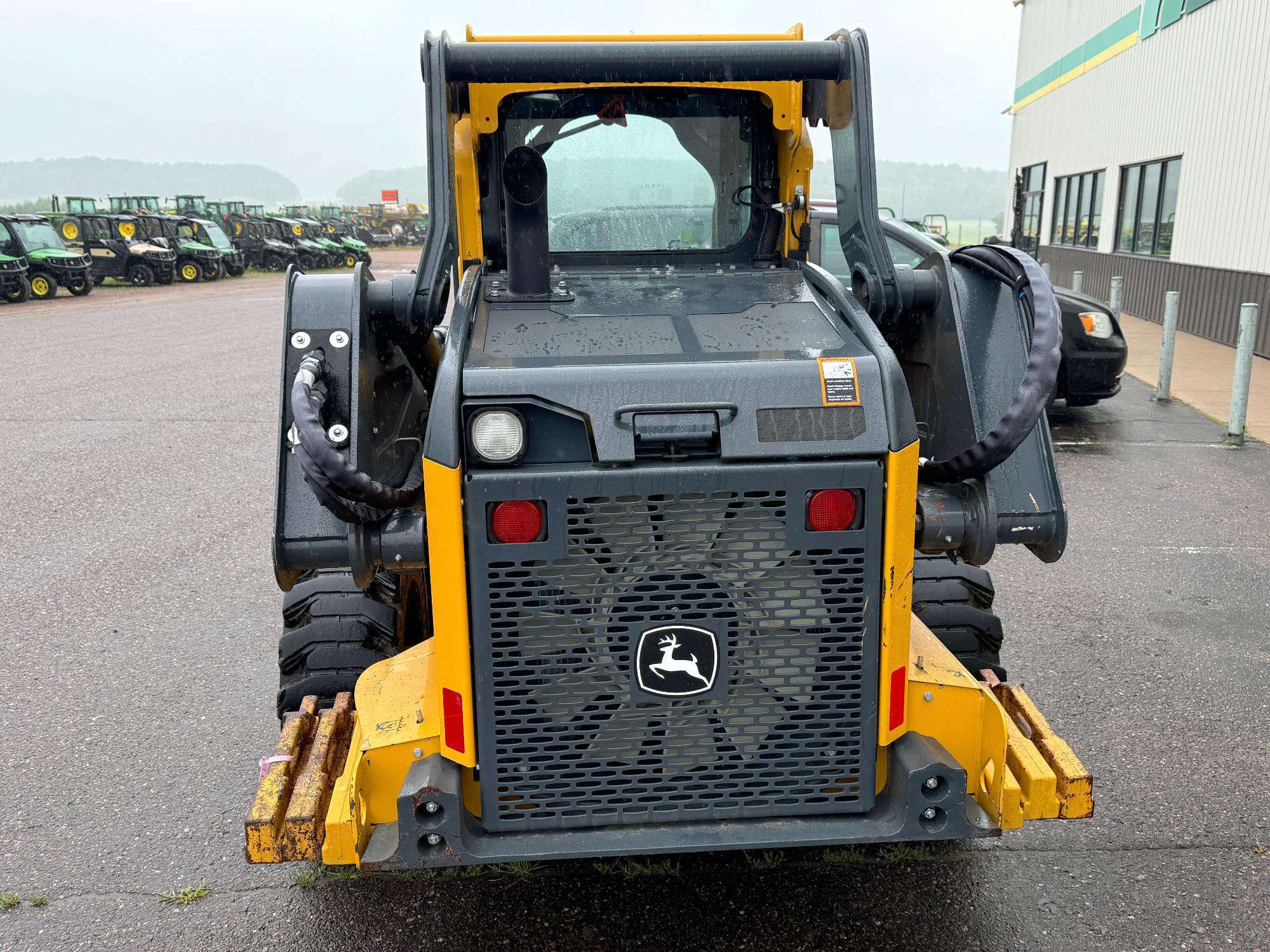 
								2022 John Deere 324G W/Bucket full									