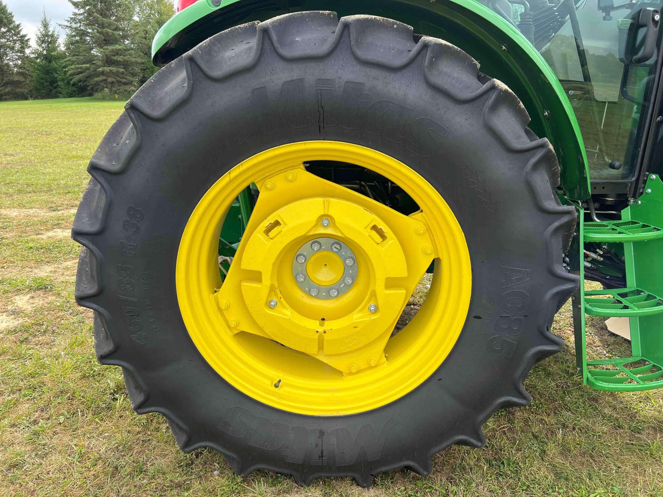 
								2022 John Deere 6105E MFWD Tractor full									