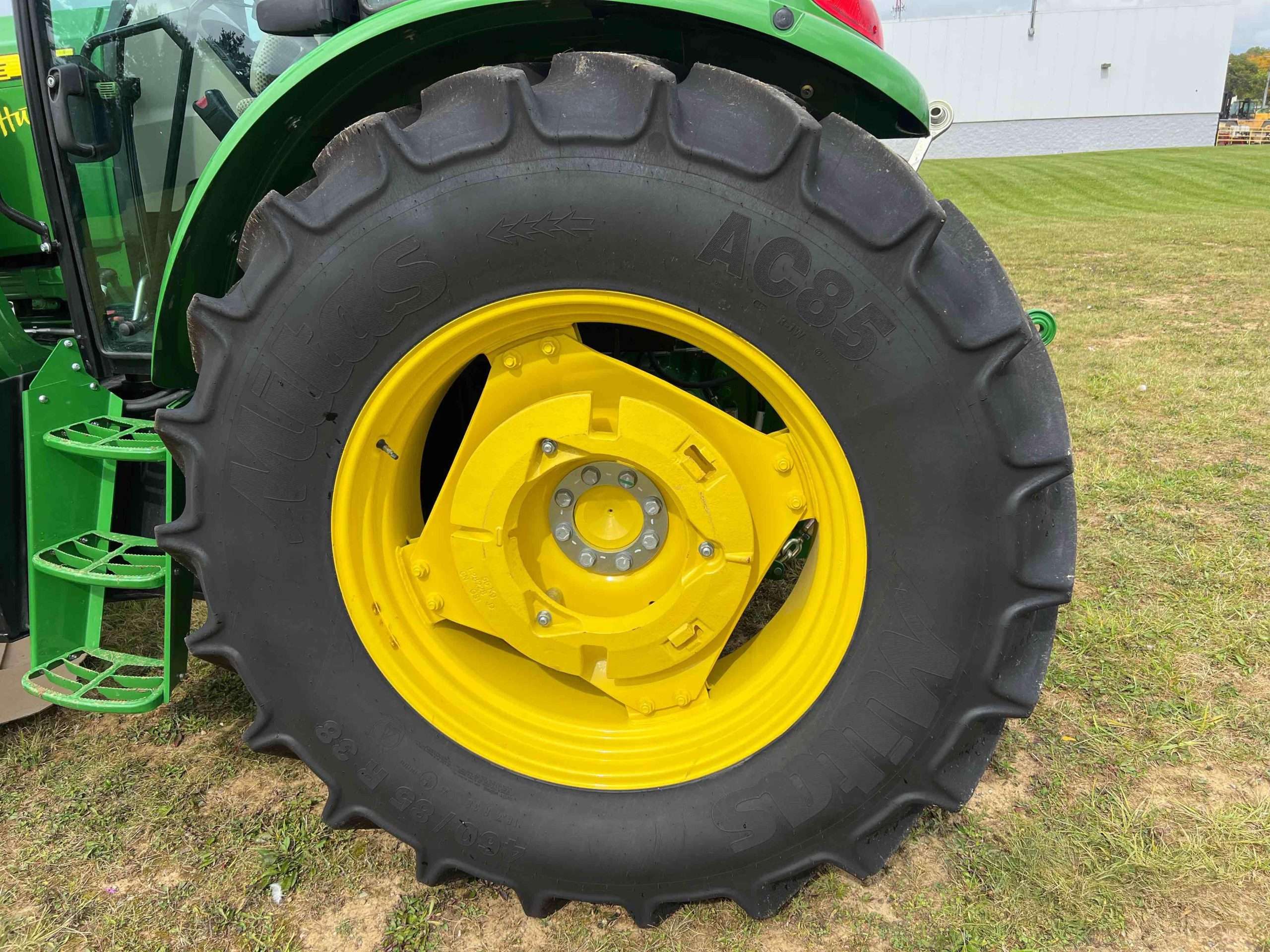 
								2022 John Deere 6105E MFWD Tractor full									