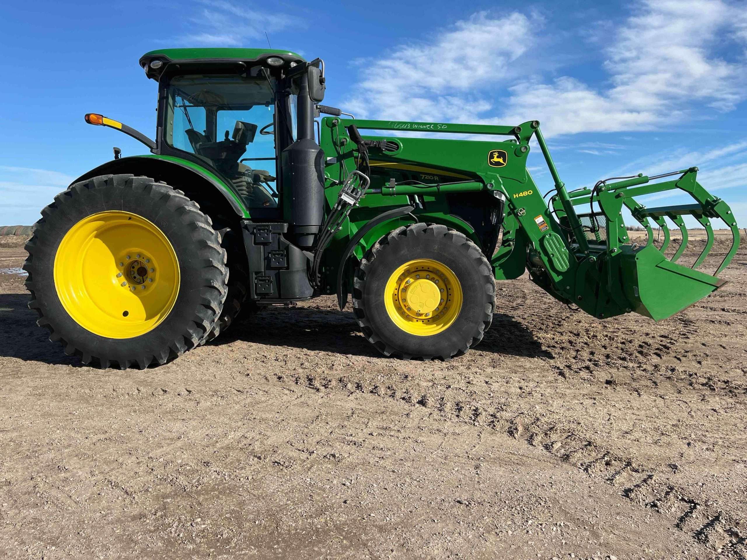 
								2015 John Deere 7210R MFWD Tractor W/Grapple Loader full									