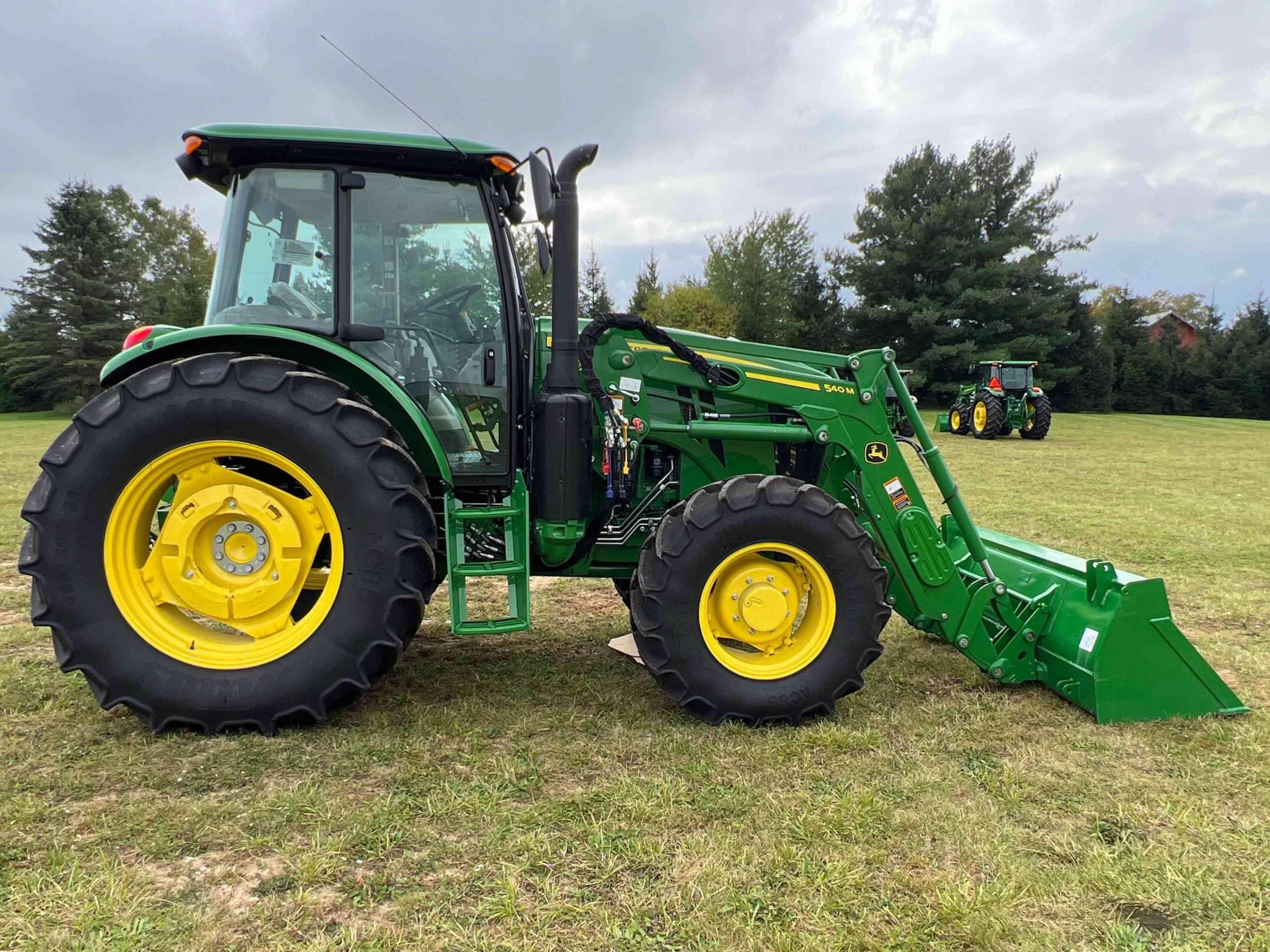 
								2022 John Deere 6105E MFWD Tractor full									