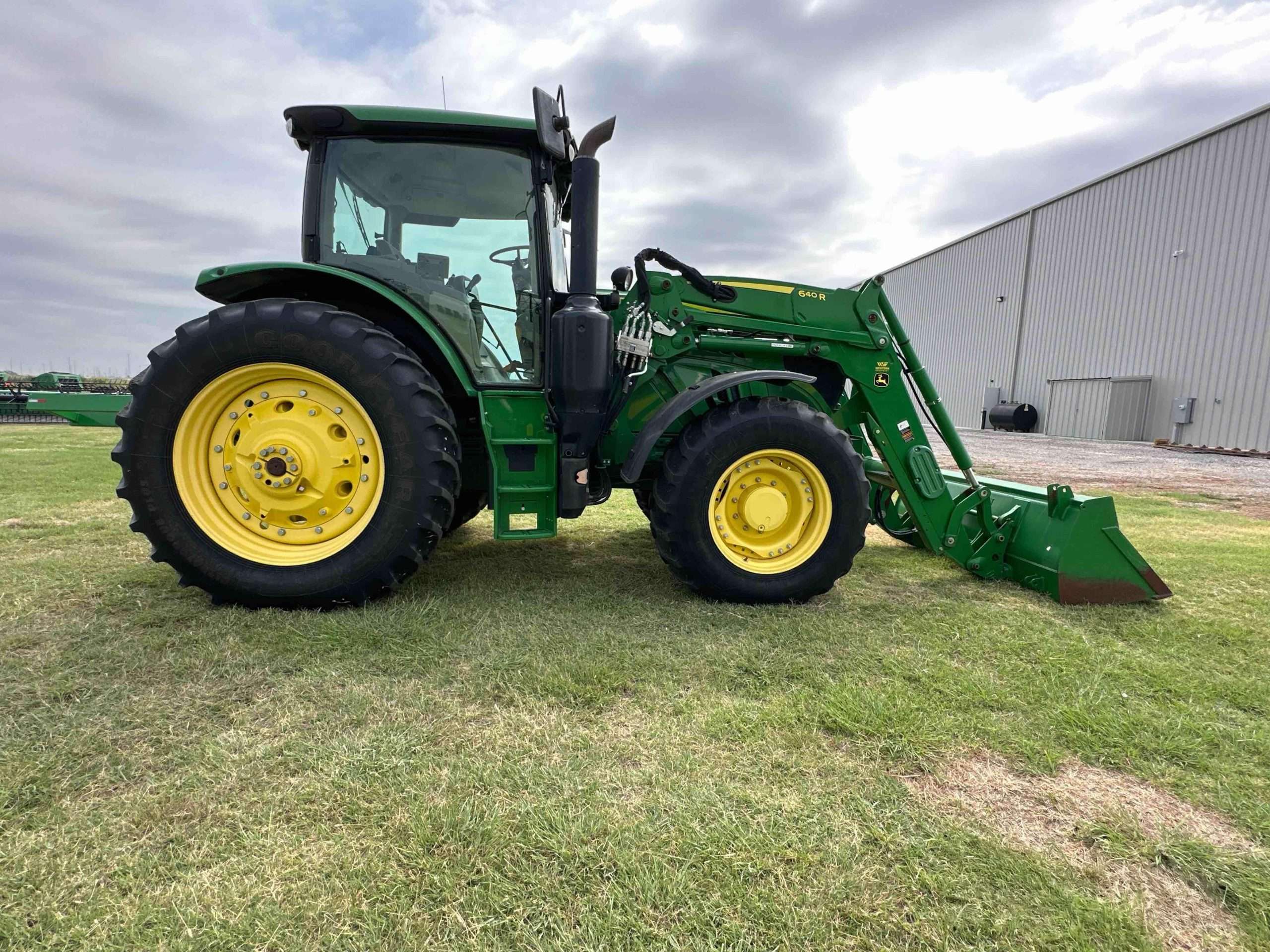 
								2017 John Deere 6155R MFWD Tractor W/Loader full									