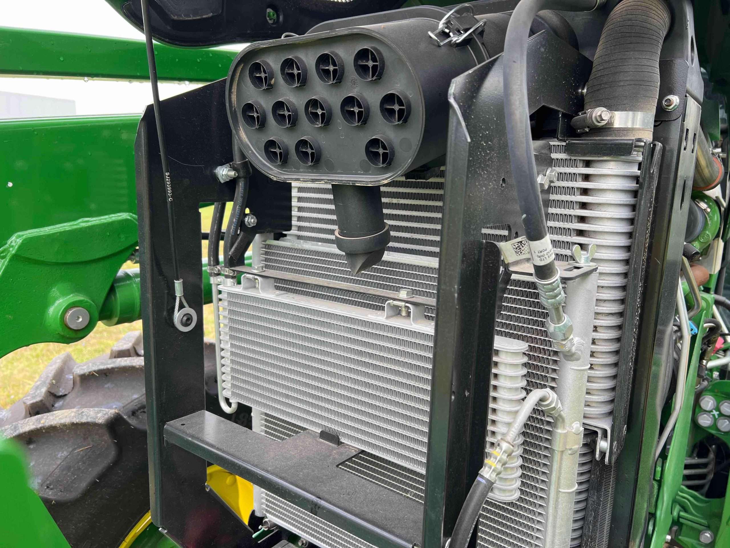 
								2022 John Deere 6105E MFWD Tractor full									