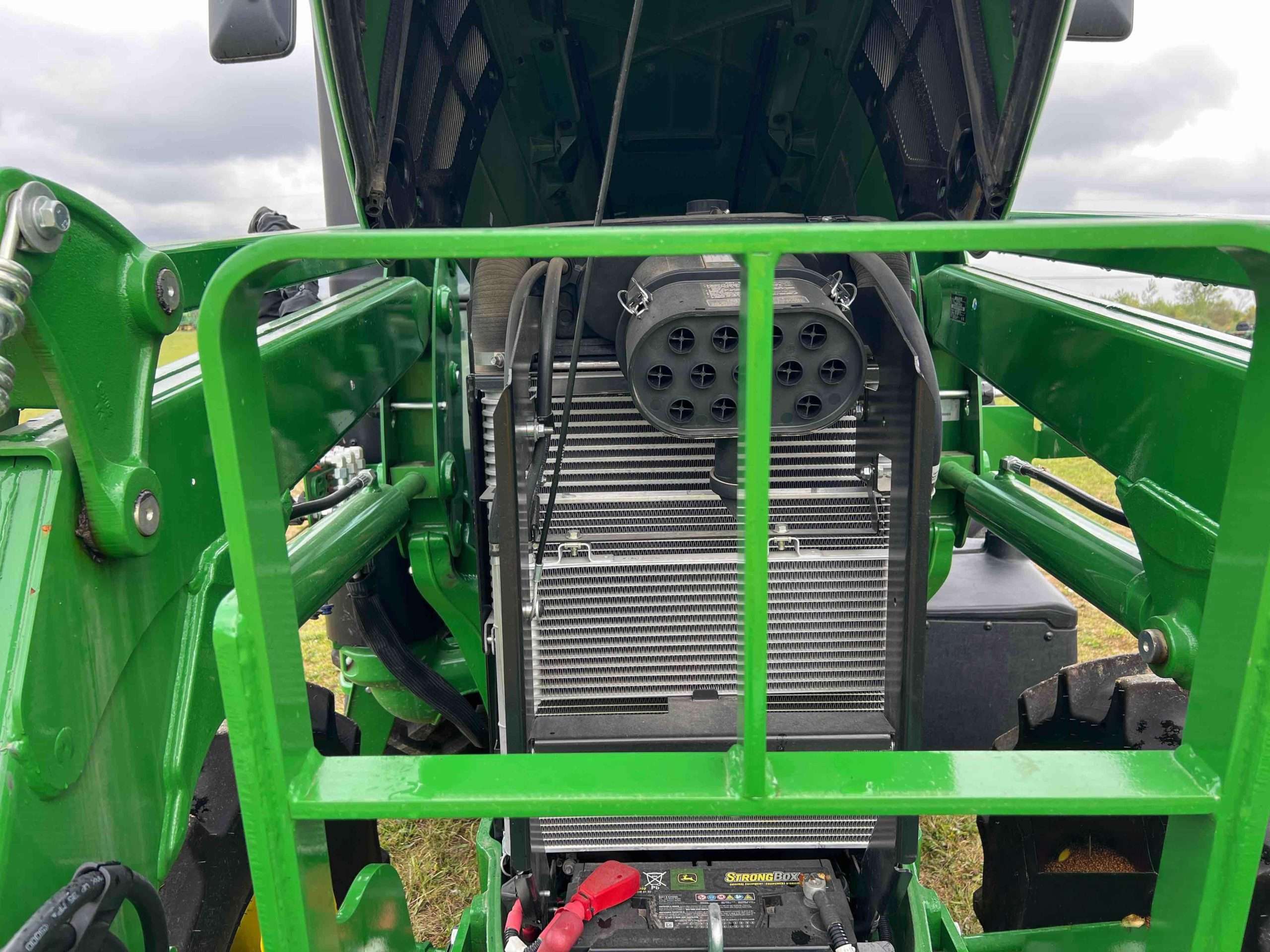 
								2022 John Deere 6105E MFWD Tractor full									