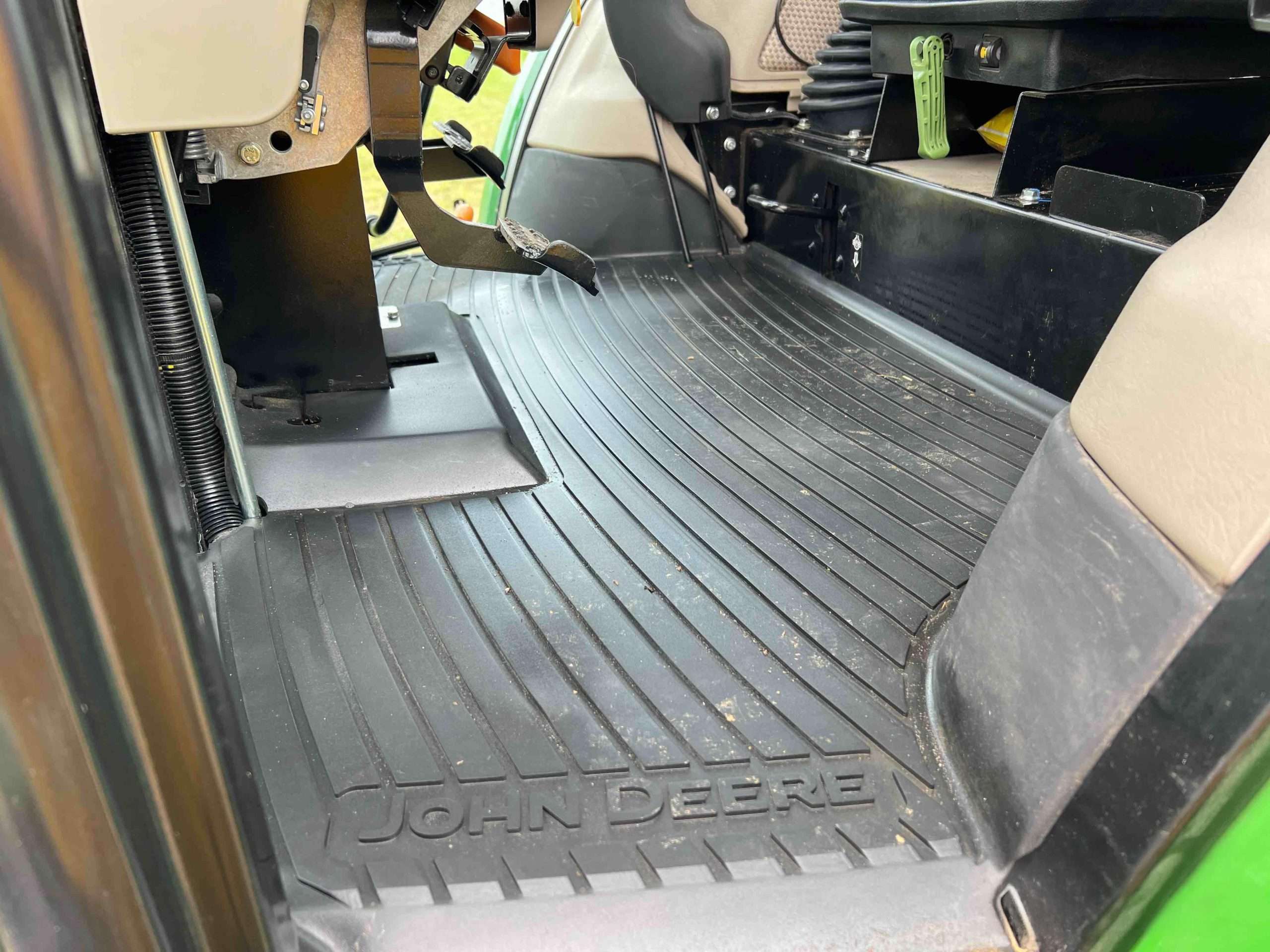 
								2022 John Deere 6105E MFWD Tractor full									