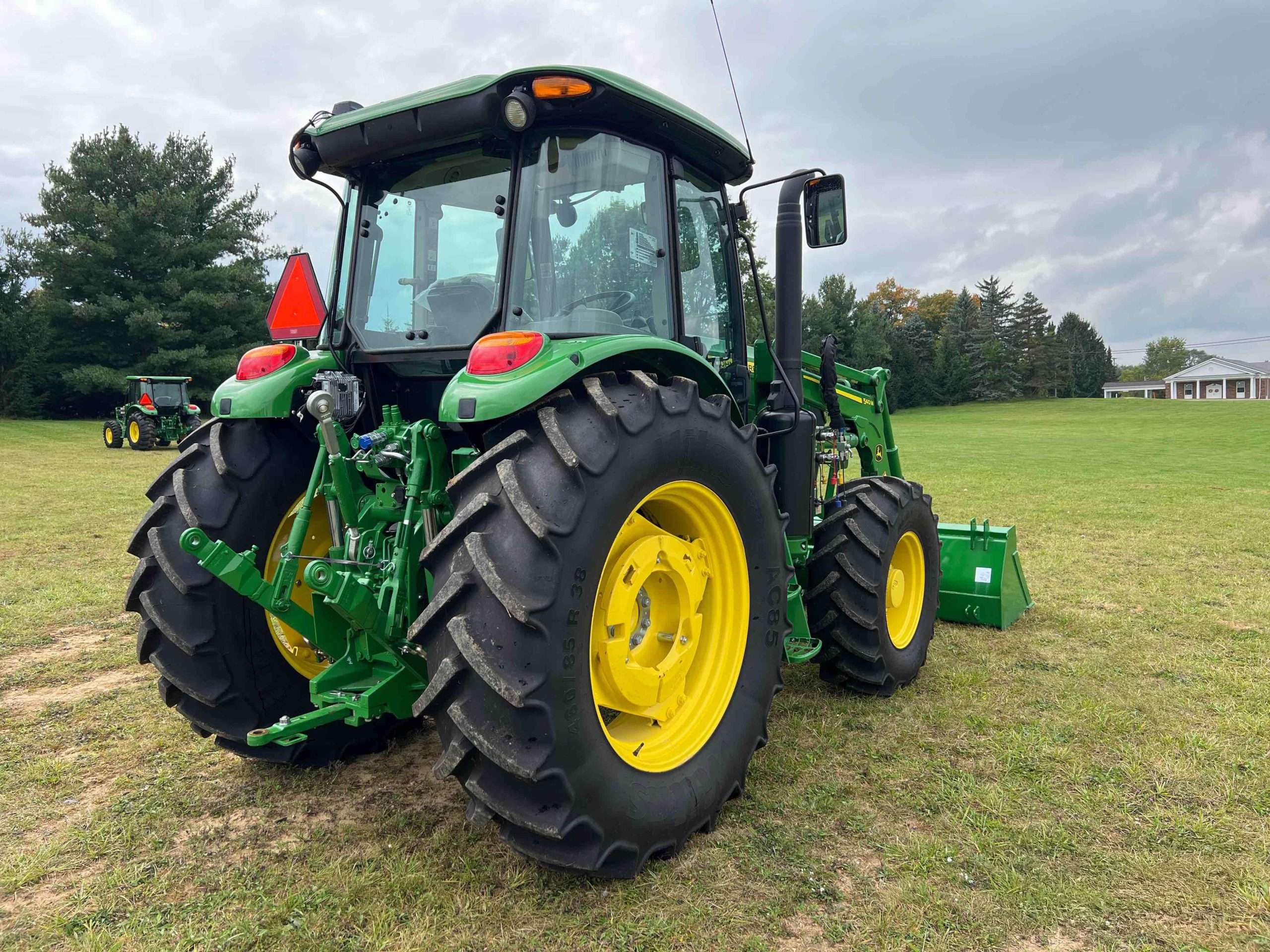 
								2022 John Deere 6105E MFWD Tractor full									