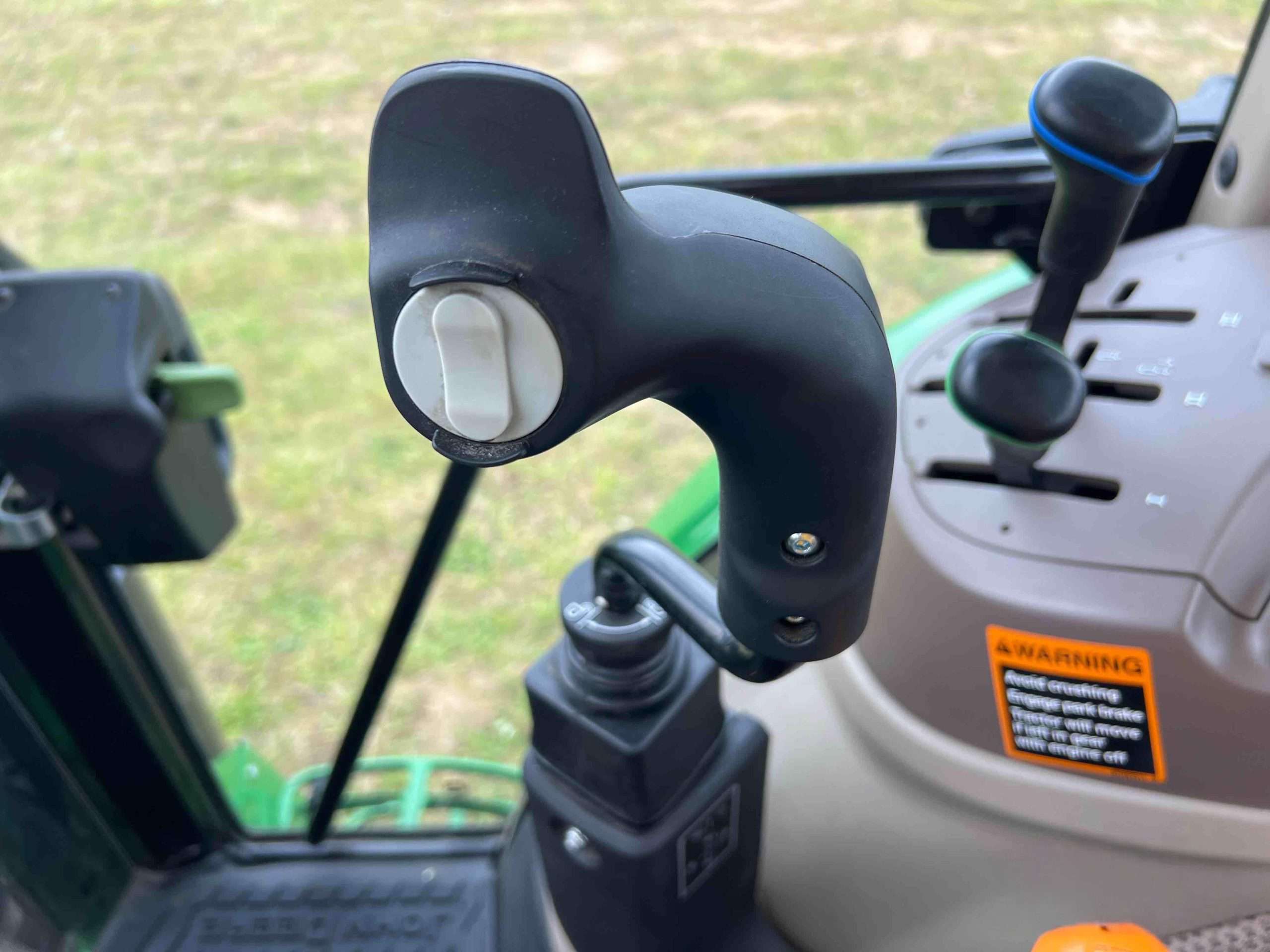 
								2022 John Deere 6105E MFWD Tractor full									