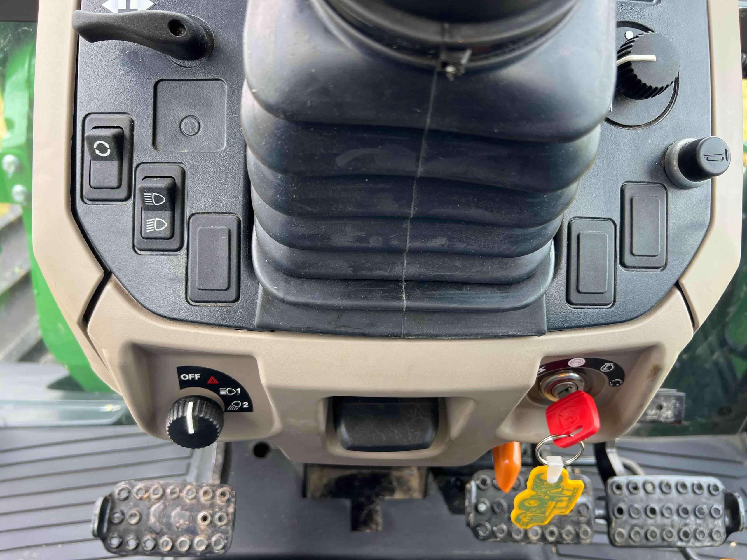 
								2022 John Deere 6105E MFWD Tractor full									