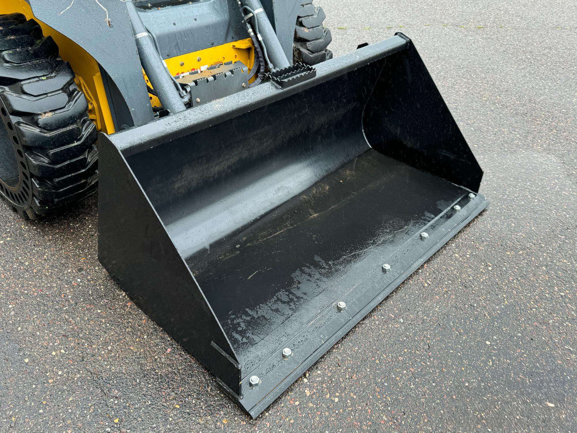 
								2022 John Deere 324G W/Bucket full									
