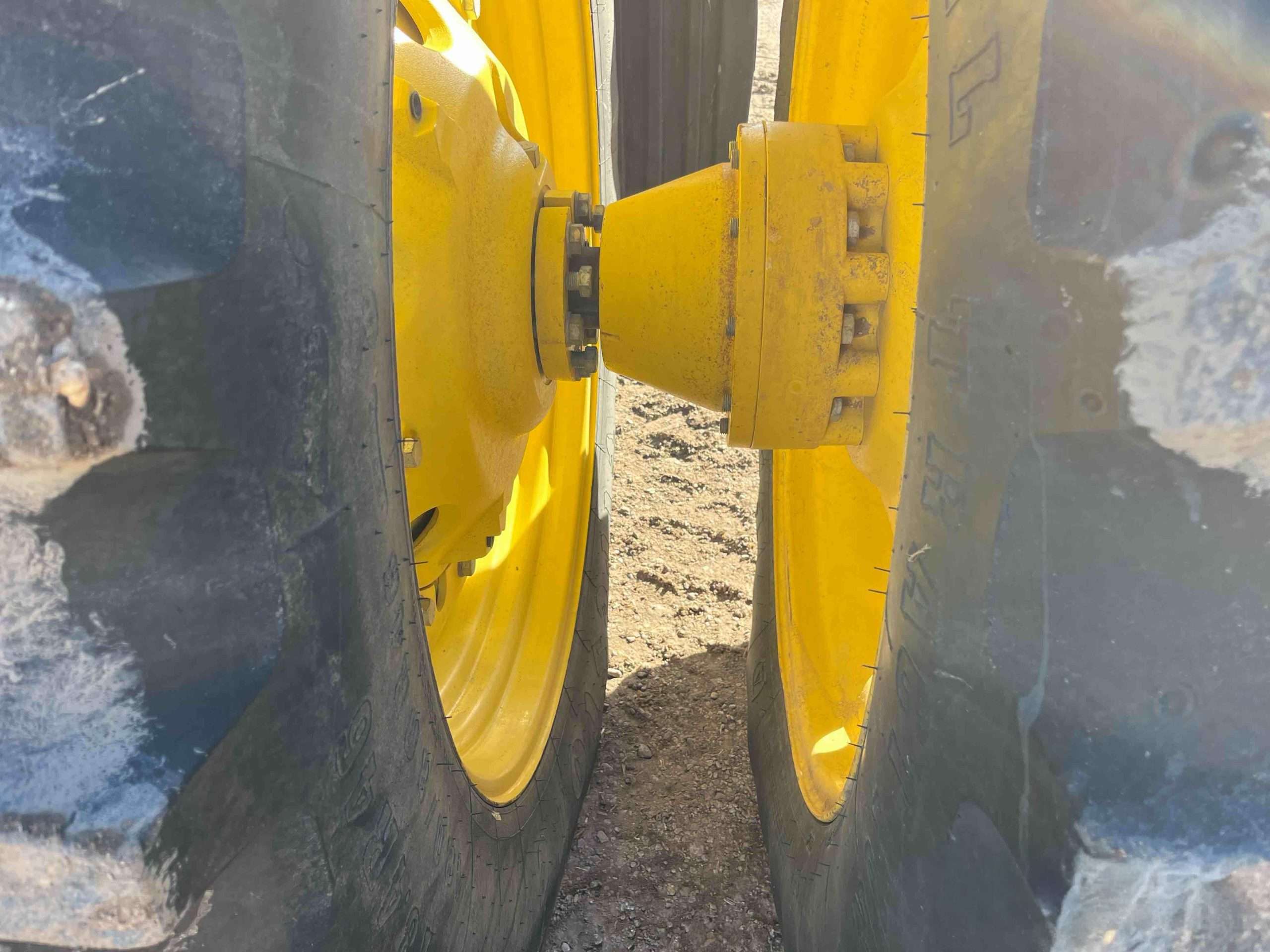 
								2015 John Deere 7210R MFWD Tractor W/Grapple Loader full									