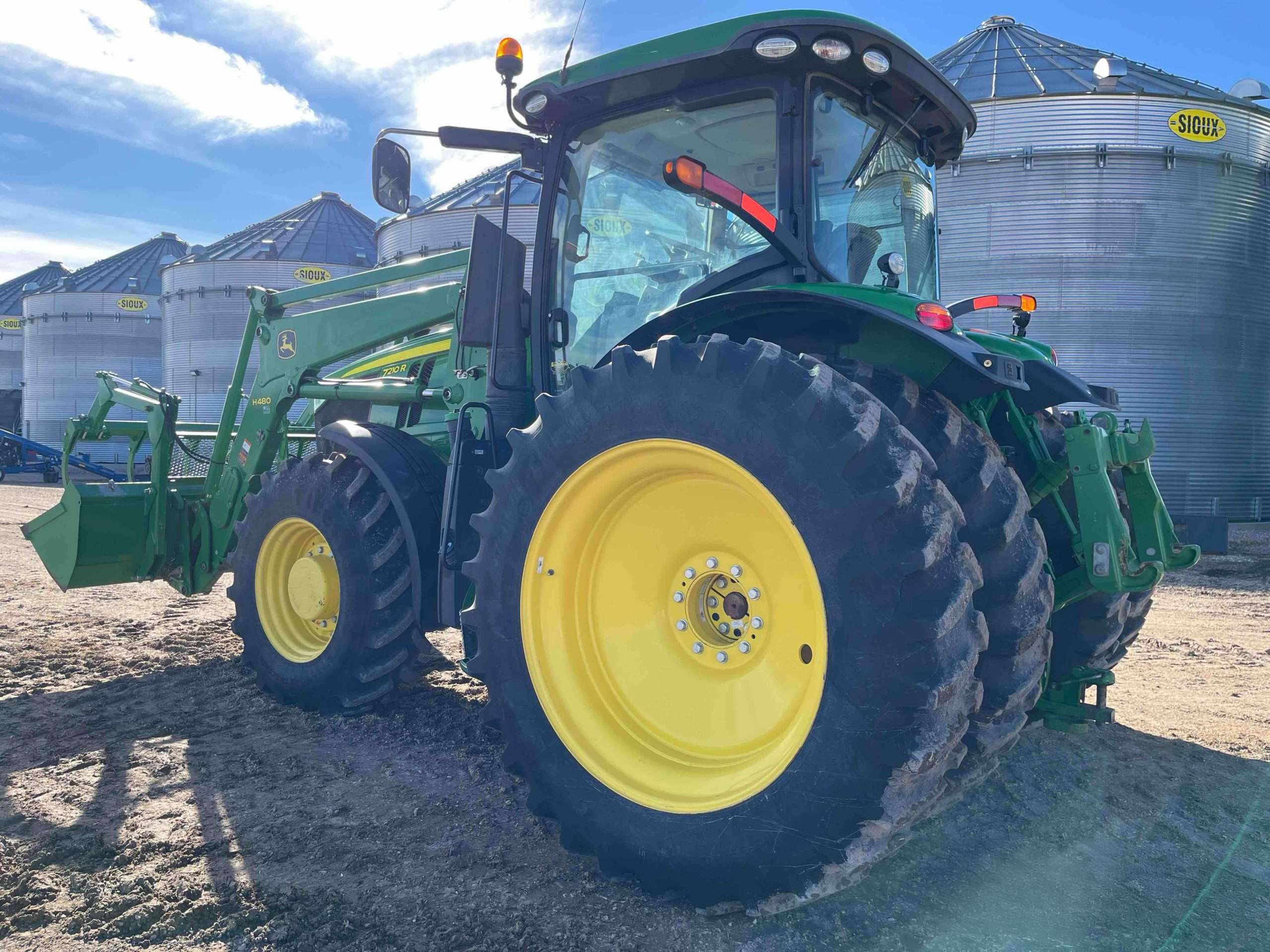 
								2015 John Deere 7210R MFWD Tractor W/Grapple Loader full									