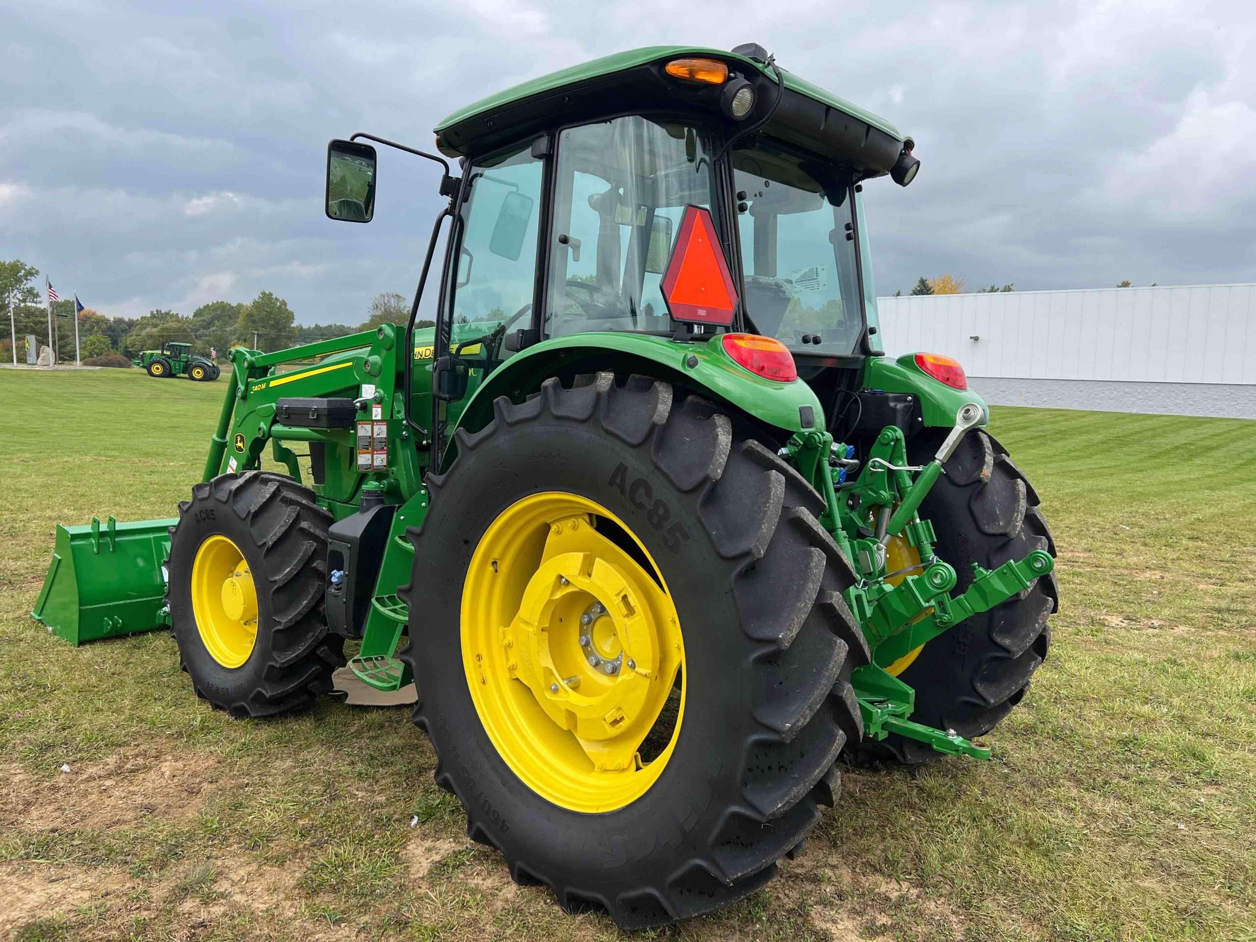 
								2022 John Deere 6105E MFWD Tractor full									
