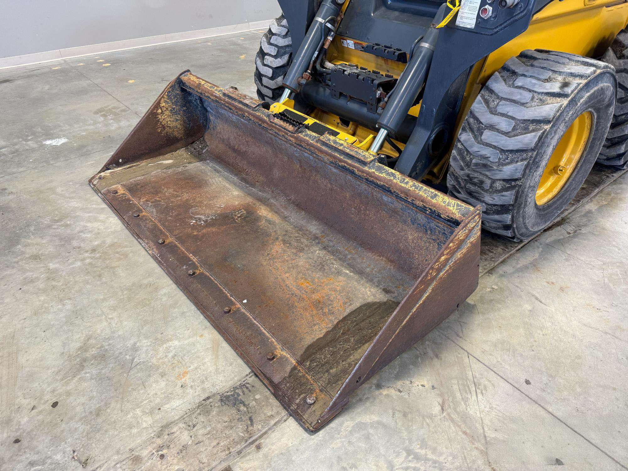 
								2021 John Deere 332G full									