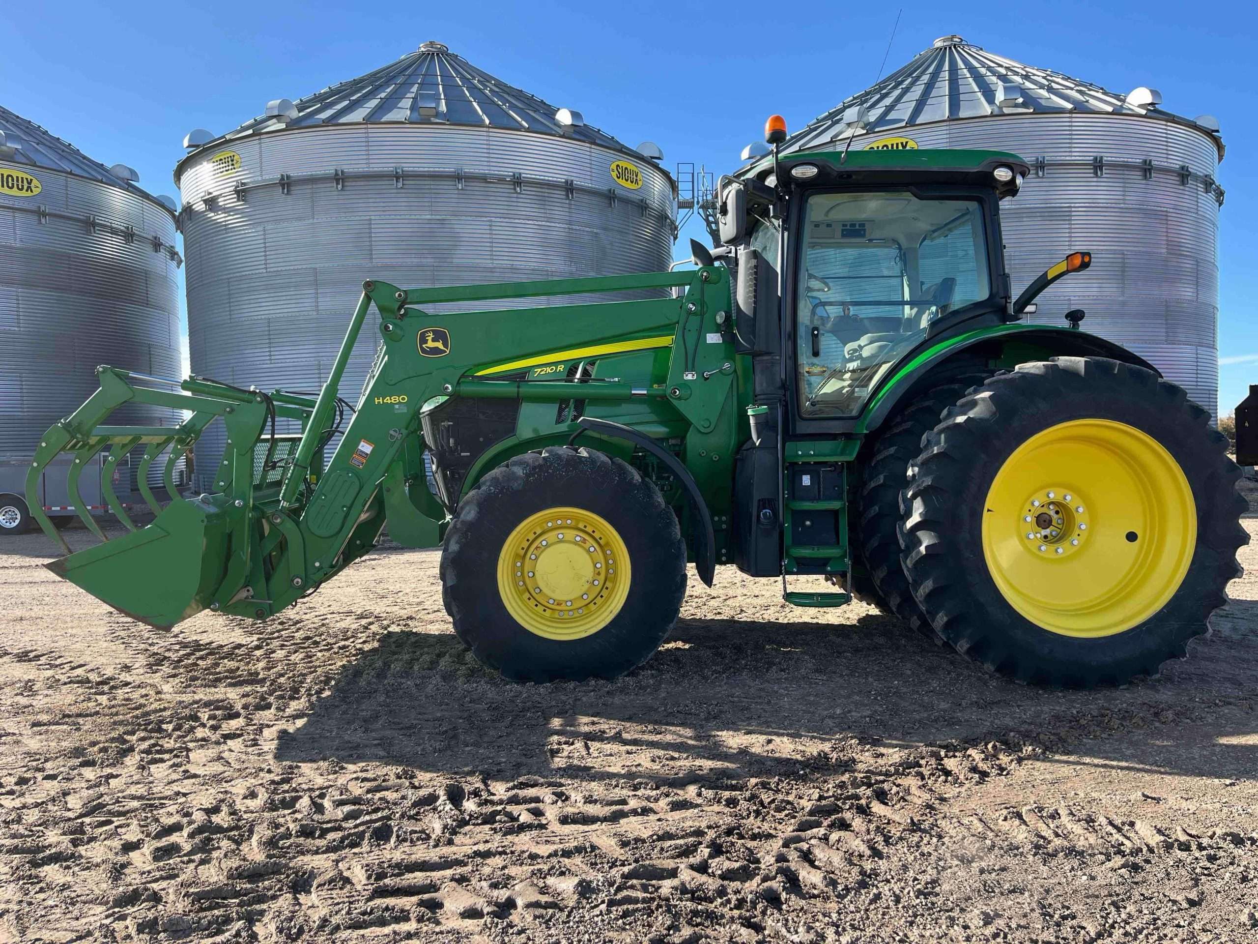 
								2015 John Deere 7210R MFWD Tractor W/Grapple Loader full									