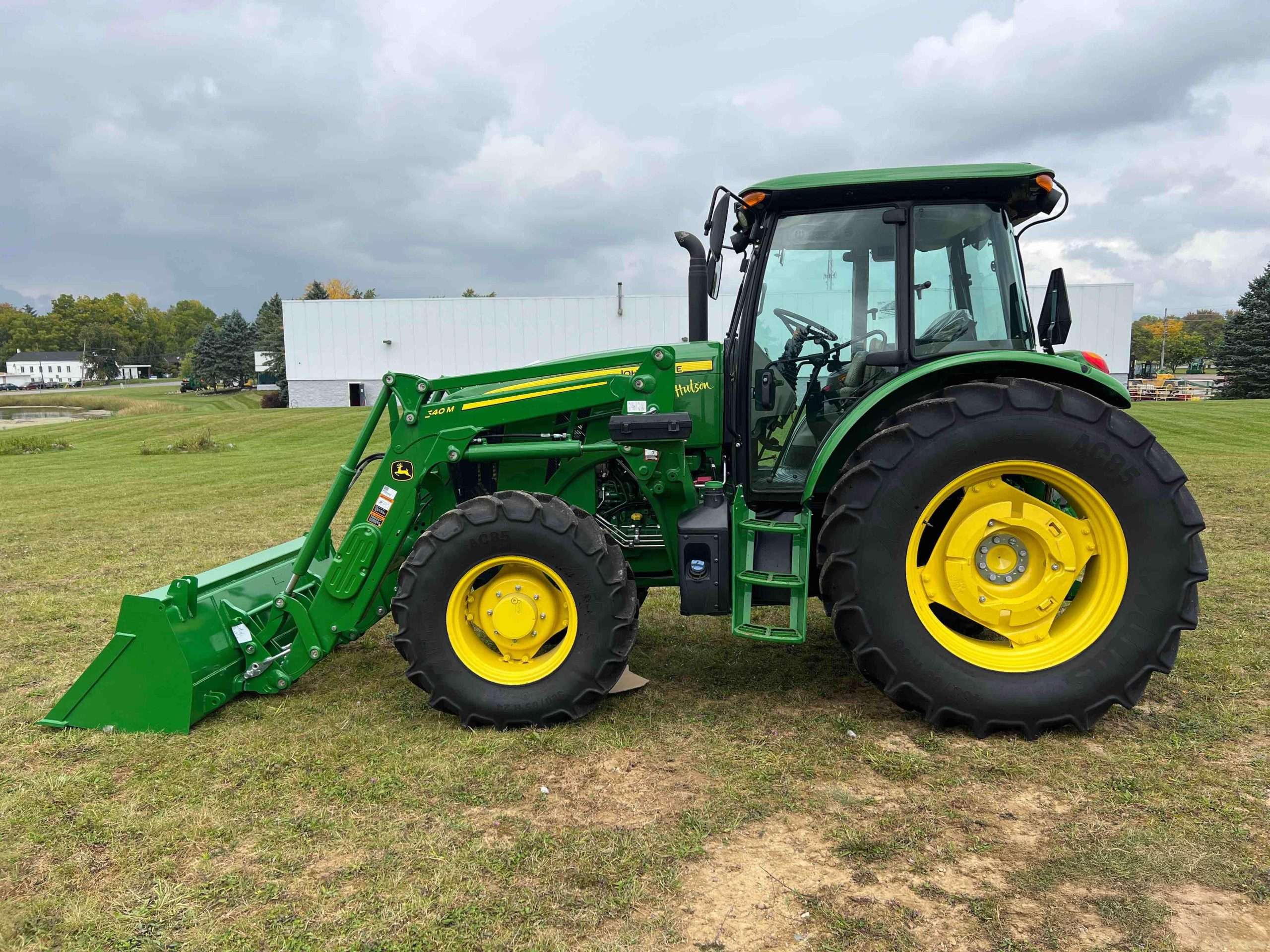 
								2022 John Deere 6105E MFWD Tractor full									