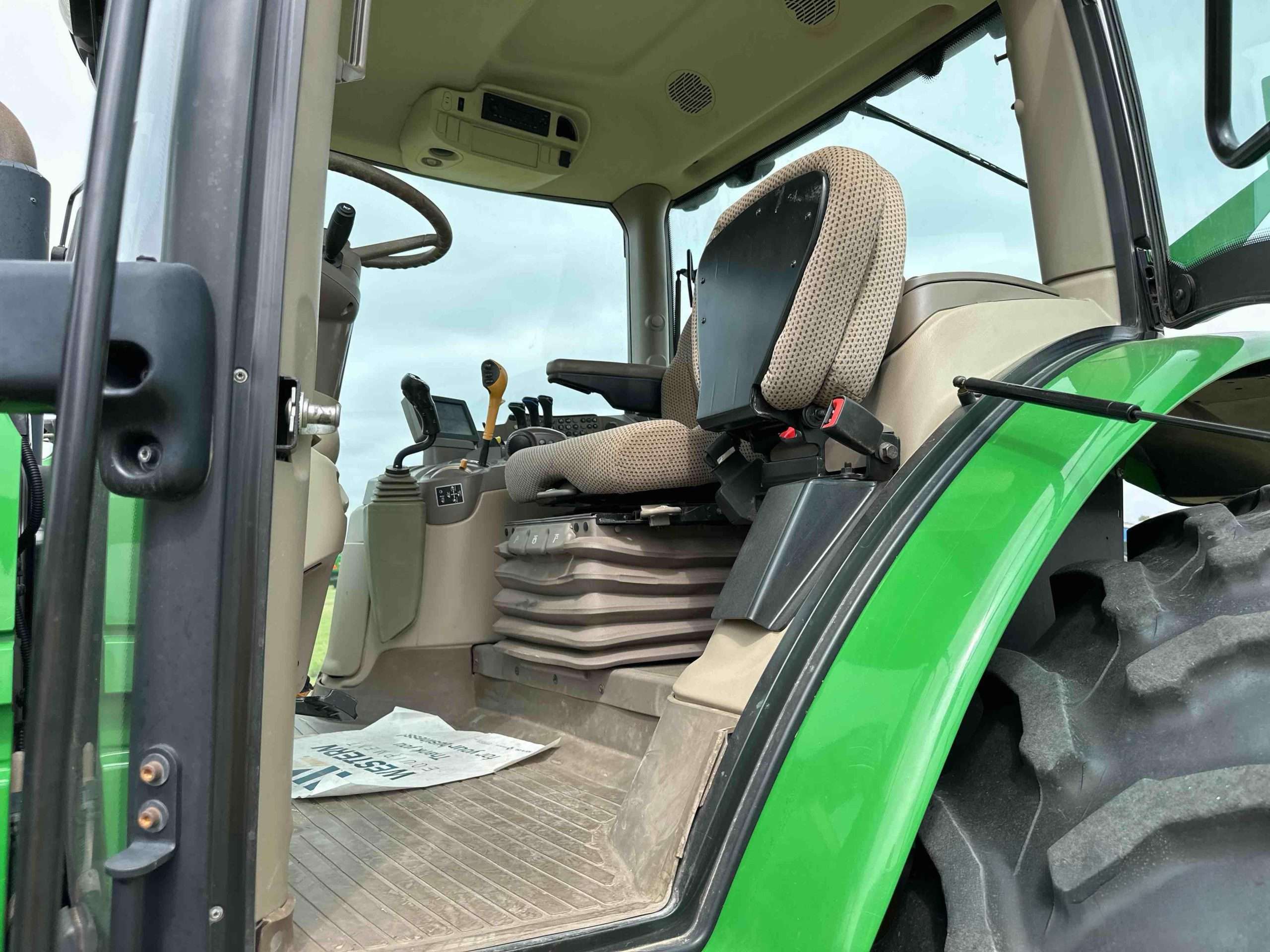 
								2017 John Deere 6155R MFWD Tractor W/Loader full									