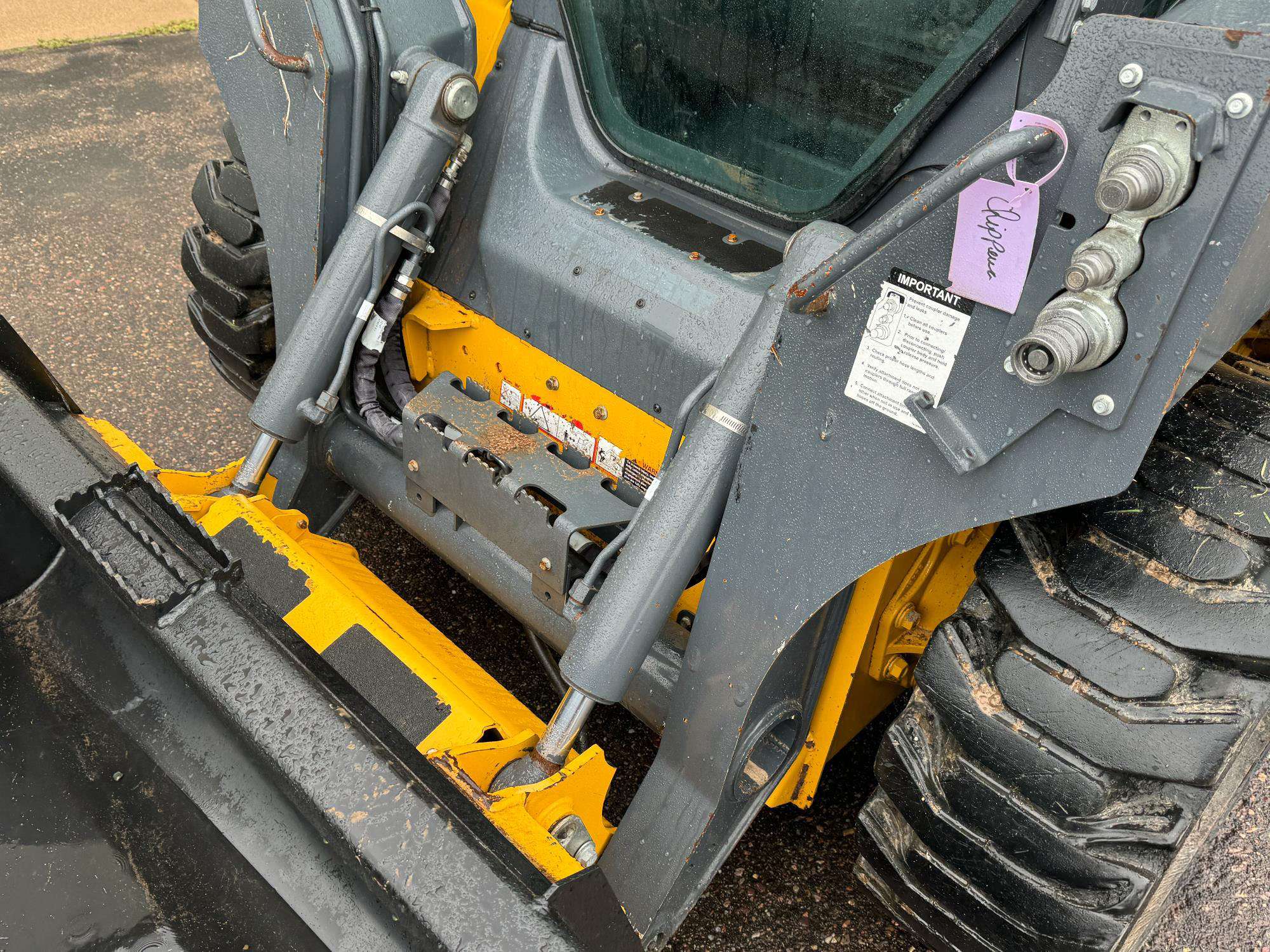 
								2022 John Deere 324G W/Bucket full									